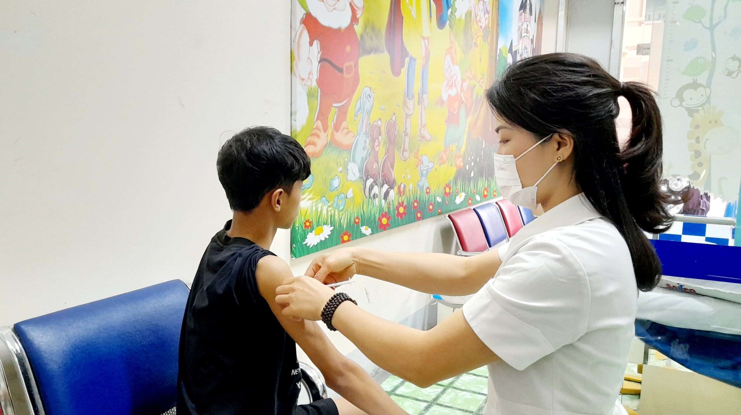 Trẻ bị chó cắn đến tiêm vắc xin và huyết thanh phòng dại tại Trung tâm Kiểm soát bệnh tật.