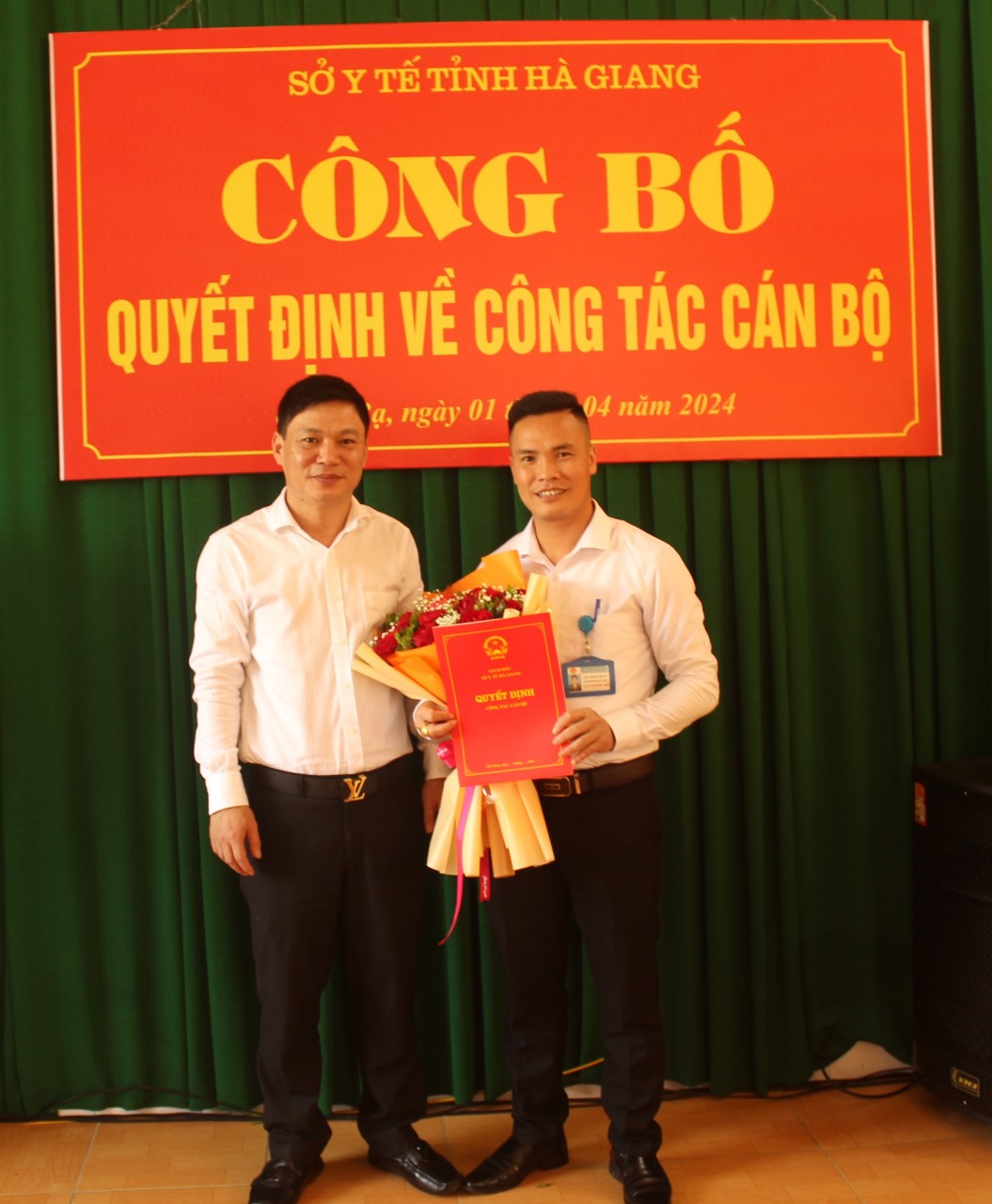 Đ/c Vũ Hùng Vương, Phó Giám đốc Sở Y tế trao quyết định và tặng hoa chúc mừng đồng chí Chu Minh Thước được bổ nhiệm làm Phó Giám đốc TTYT huyện Quản Bạ