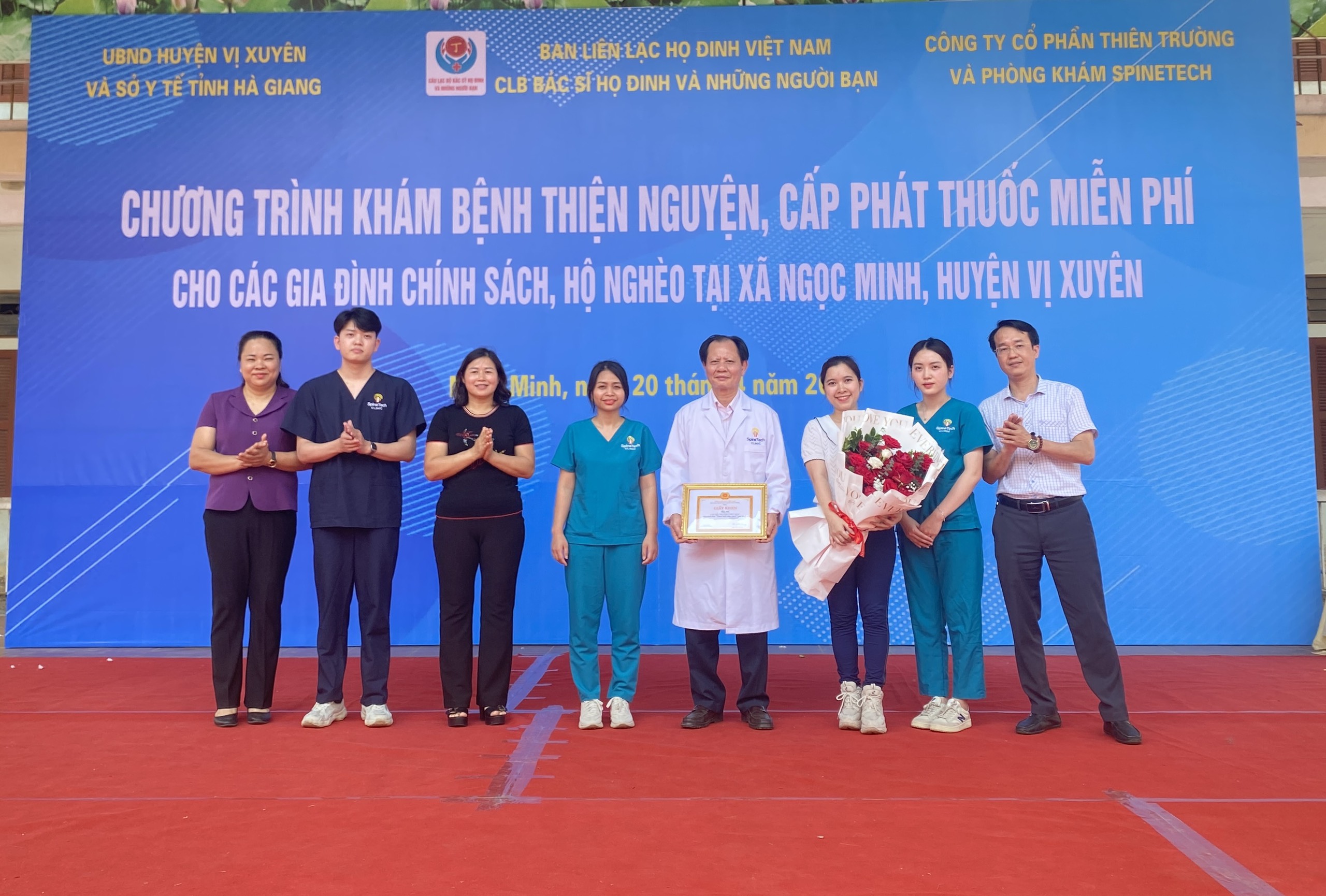 UBND huyện Vị Xuyên khen thưởng cho Tập thể đã có thành tích xuất sắc trong công tác khám chữa bệnh thiện nguyện