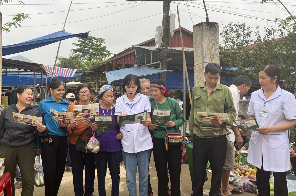 Trung tâm Y tế huyện Quang Bình tổ chức truyền thông trực tiếp về phòng chống ngộ độc thực phẩm, phòng bệnh sốt xuất huyết
