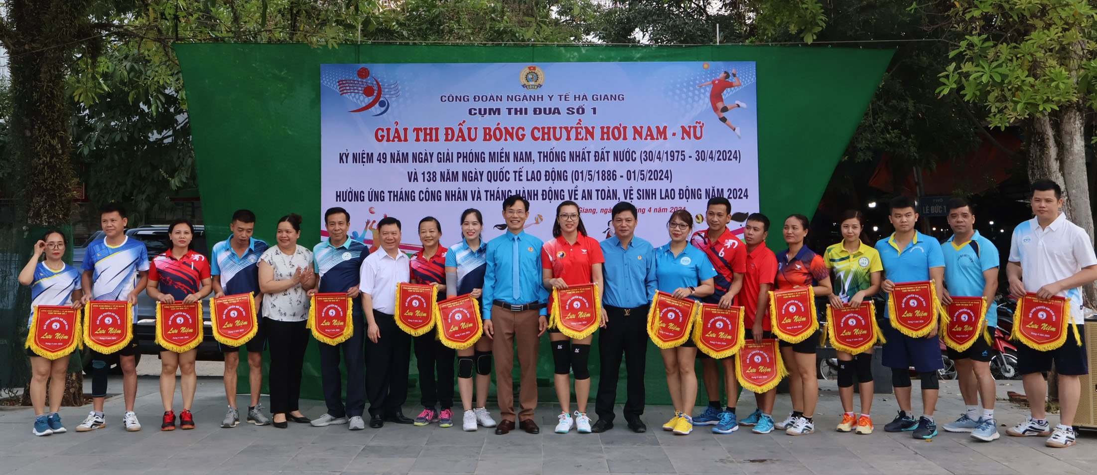 Đồng chí Vũ Hùng Vương – Phó Giám đốc Sở Y tế, Chủ tịch Công đoàn Ngành và lãnh đạo các đơn vị y tế trao cờ lưu niệm cho các tham gia giải bóng chuyền