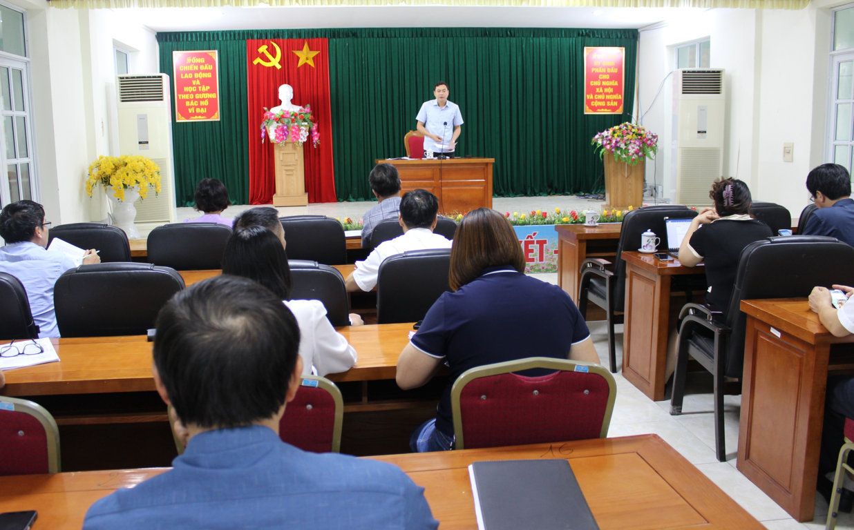 Đồng chí Nguyễn Văn Giao, Giám đốc Sở Y tế phát biểu tại hội nghị