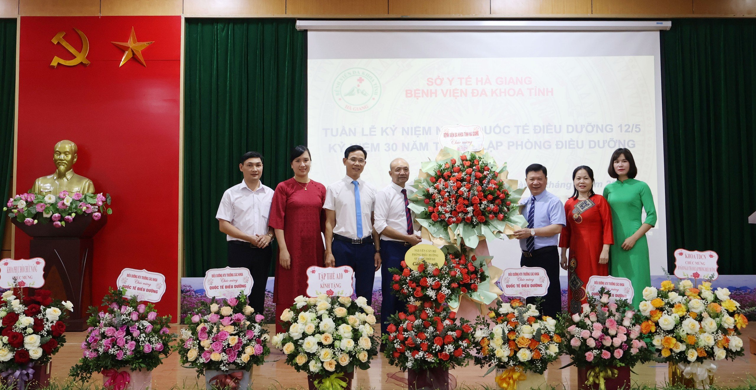 Đồng chí Nguyễn Quốc Dũng – Phó Giám đốc BVĐK tỉnh tặng hoa chúc mừng