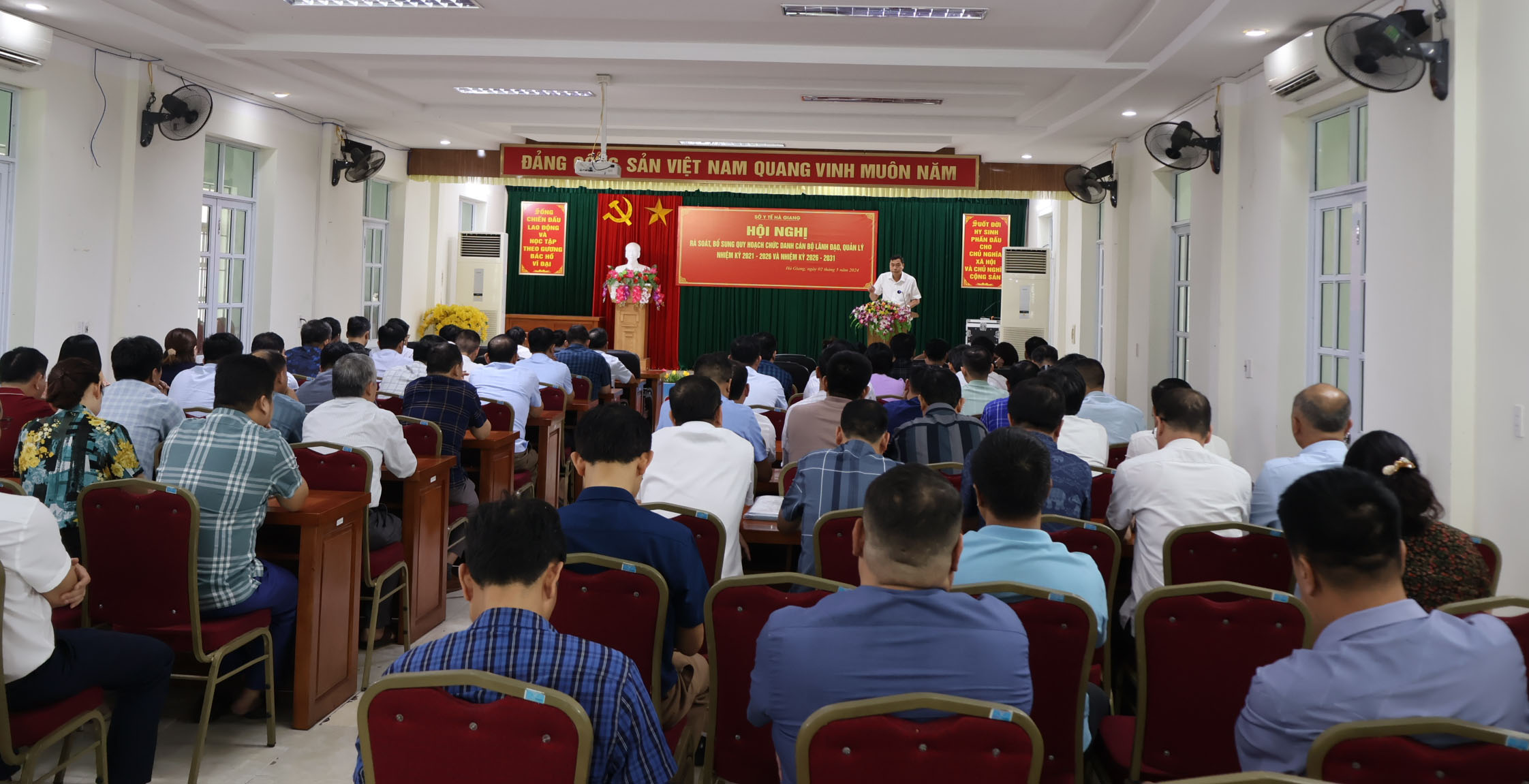Đồng chí Nguyễn Văn Giao, Bí thư Đảng ủy, Giám đốc Sở Y tế triển khai các văn bản hướng dẫn tại Hội nghị