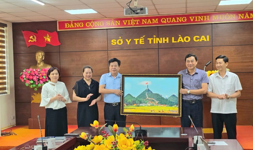 Đoàn Sở Y tế Hà Giang tặng tranh lưu niệm cho Sở Y tế tỉnh Lào Cai