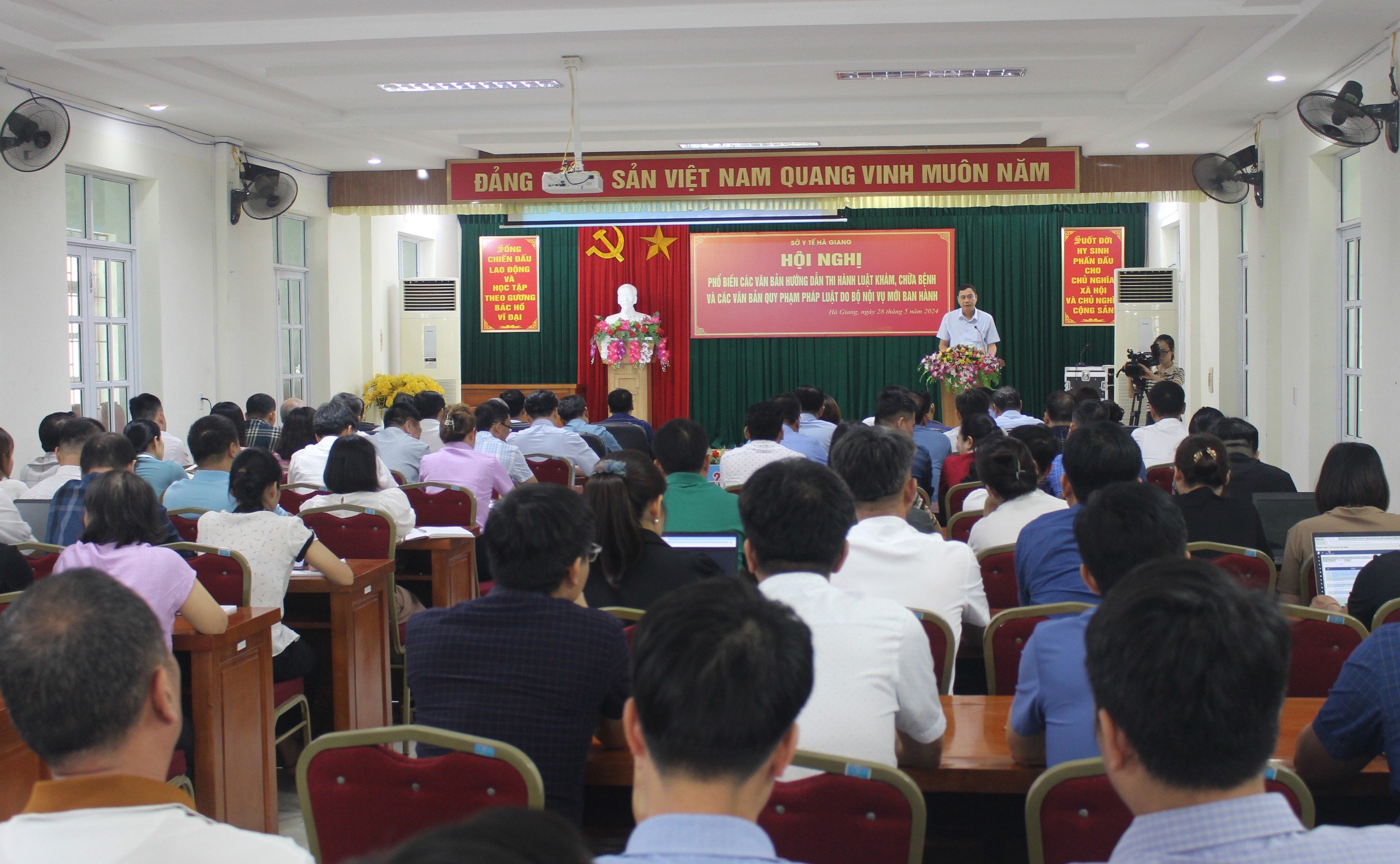 Đồng chí Nguyễn Văn Giao, Giám đốc Sở Y tế phát biểu tại Hội nghị.