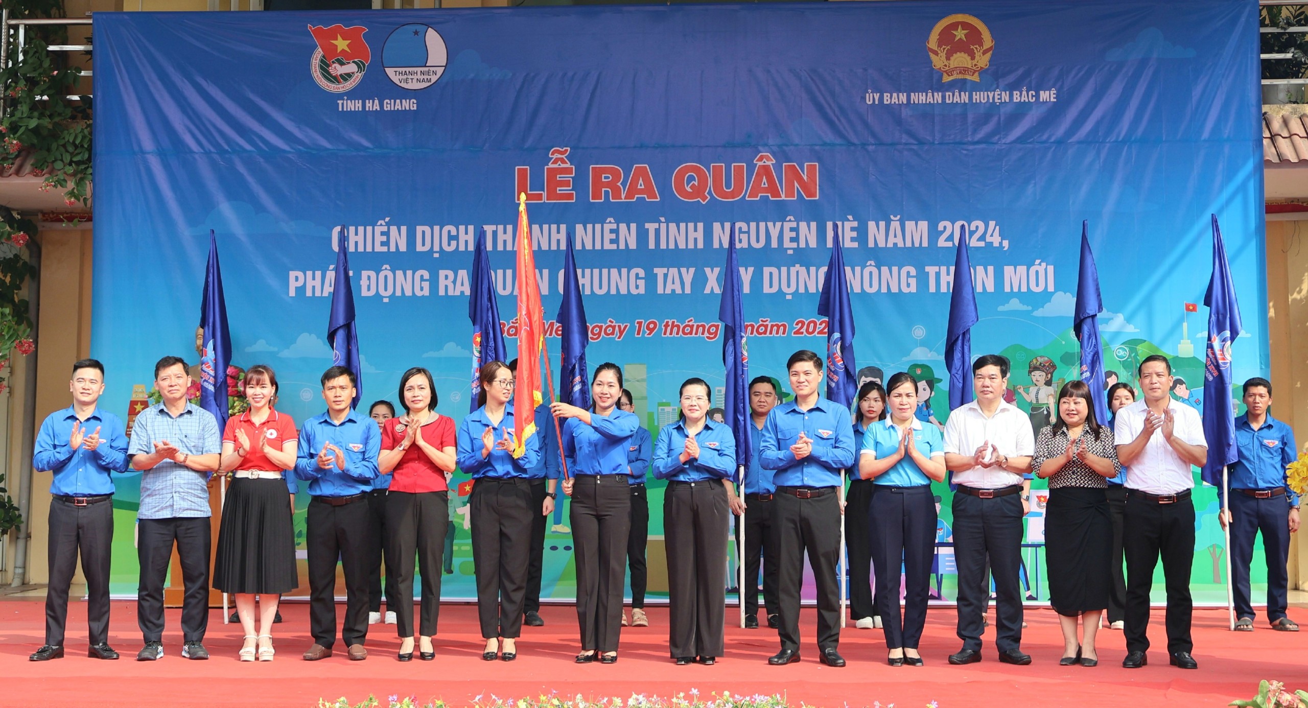 Lãnh đạo Tỉnh đoàn và các sở, ngành trao cờ phát động ra quân Chiến dịch Thanh niên tình nguyện hè năm 2024 cho huyện Bắc Mê.