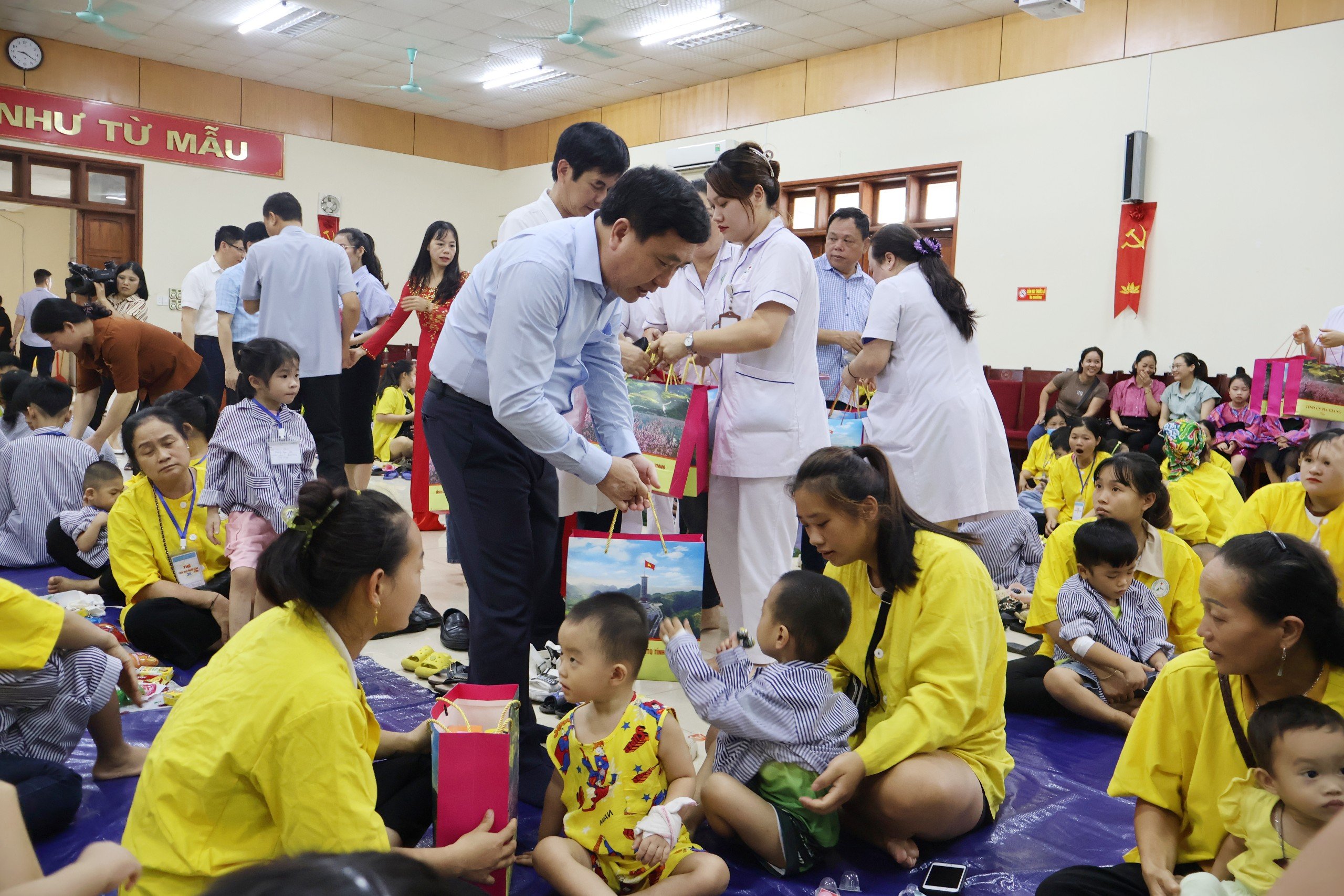 1.	Đồng chí Nguyễn Mạnh Dũng, Quyền Bí thư Tỉnh ủy tặng quà cho các cháu thiếu nhi đang điều trị tại BVĐK tỉnh