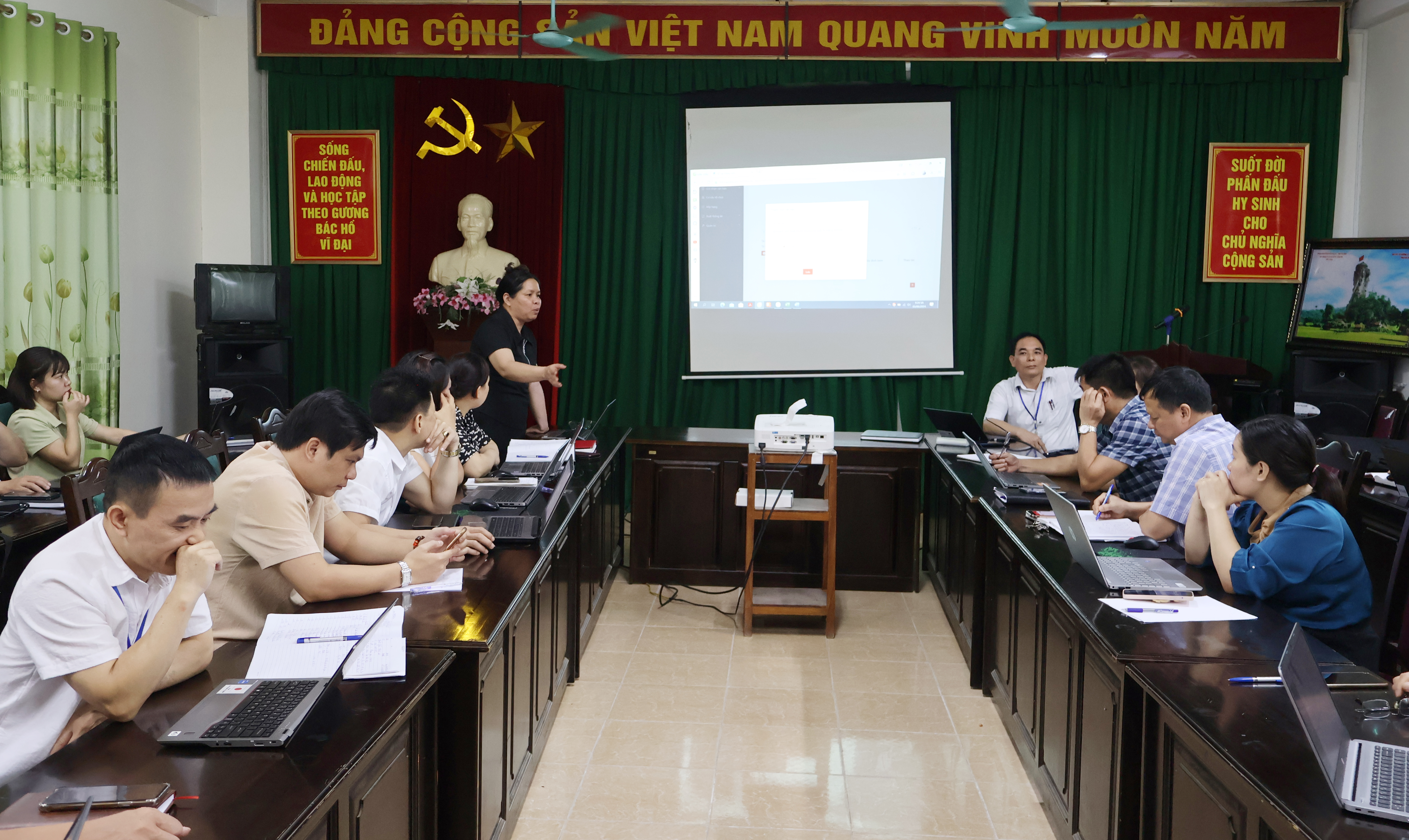 Đồng chí Nguyễn Thị Thanh Hương, Phó Bí thư Đảng uỷ, Giám đốc Trung tâm Kiểm soát bệnh tật phát biểu tại lớp tập huấn. 