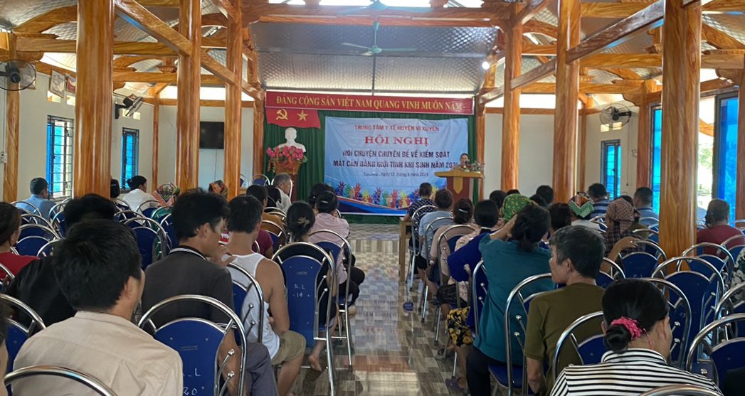 Toàn cảnh nói chuyện chuyên đề về kiểm soát mất cân bằng giới tính khi sinh tại xã Tùng Bá huyện Vị Xuyên