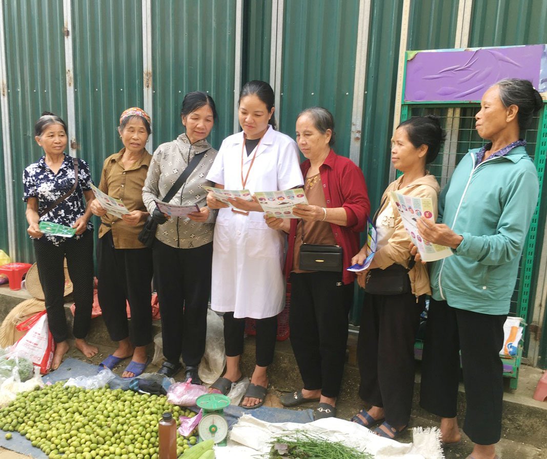 Trung tâm Y tế huyện Quang Bình tổ chức truyền thông tháng cao điểm  dự phòng lây nhiễm HIV từ mẹ sang con