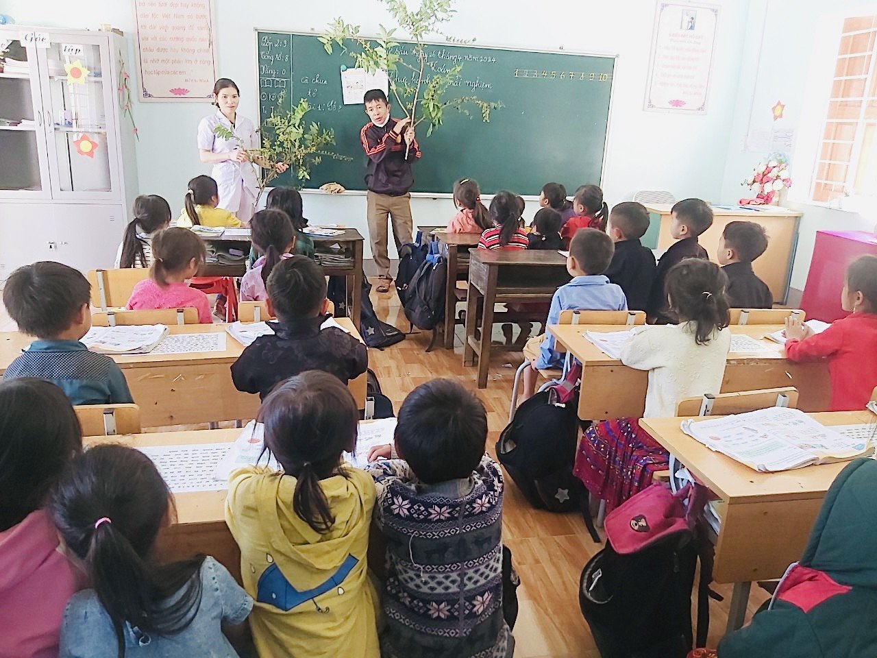 Một buổi truyền thông trực tiếp cho các em học sinh tại trường Trường PTDTBT Tiểu học và Trung học cơ sở xã Lũng Táo huyện Đồng Văn về ngộ độc các loại rau rừng.
