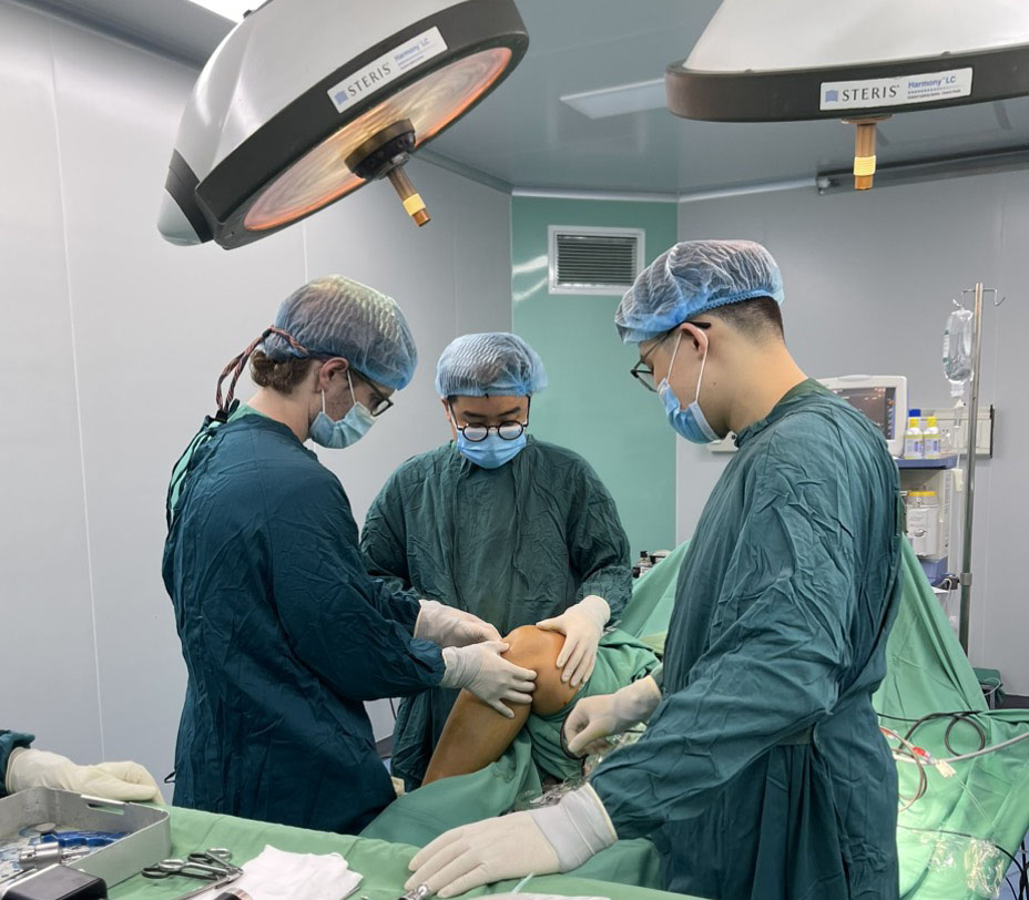 Đoàn bệnh viện Hữu Nghị Việt Đức và chuyên gia hiệp hội chỉnh hình Hoa Kỳ phối hợp với bệnh viện đa khoa tỉnh tổ chức khám, chữa bệnh chuyên ngành chấn thương, các khuyết tật về vận động