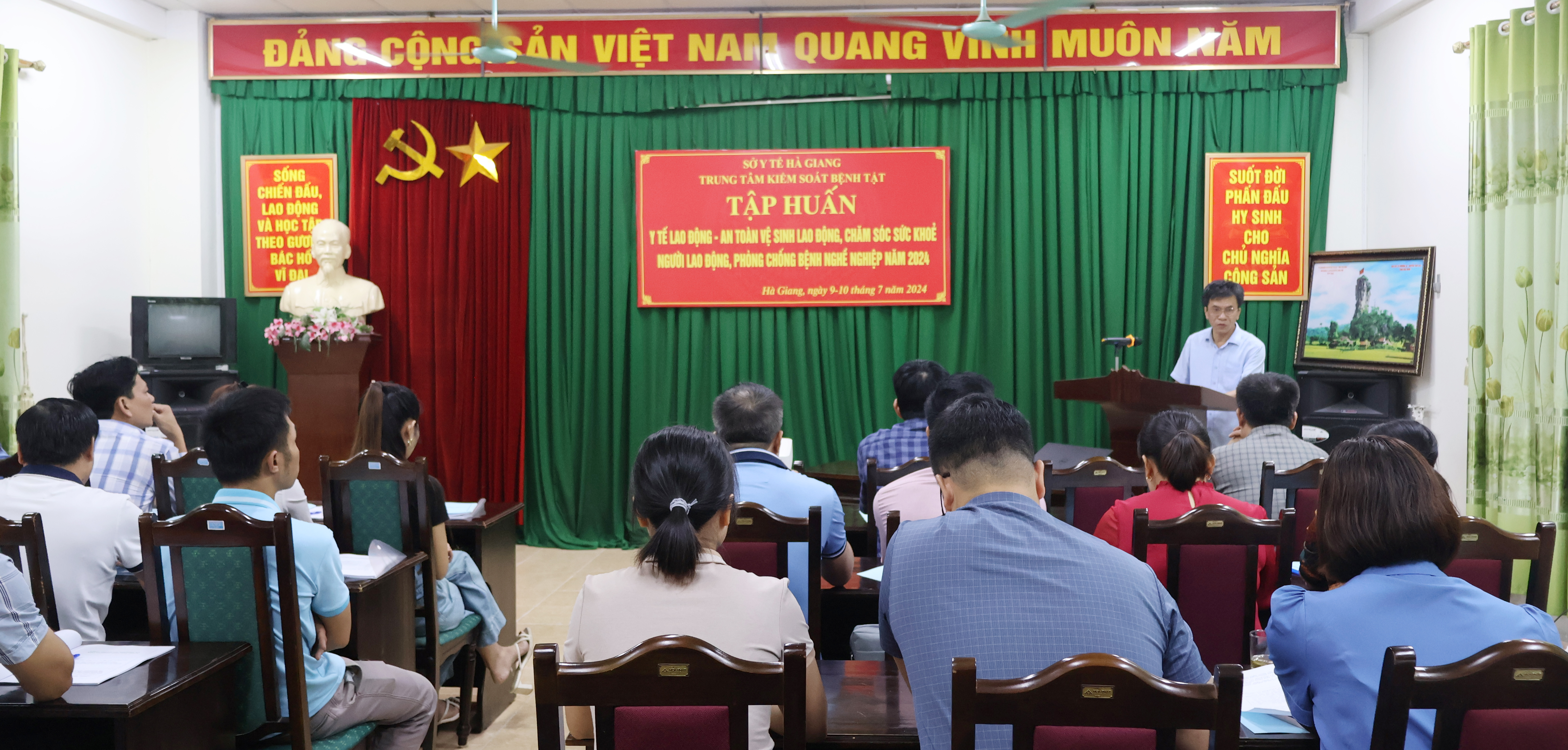 Đ/c Nguyễn Xuân Thu, Phó Giám đốc Trung tâm Kiểm soát bệnh tật khai mạc lớp tập huấn