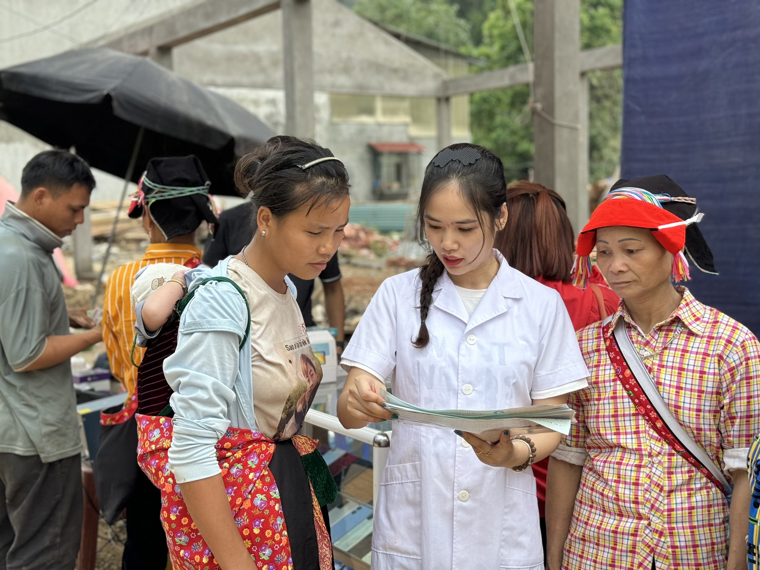 Cán bộ y tế truyền thông cho người dân tại xã Giáp Trung, huyện Bắc Mê.