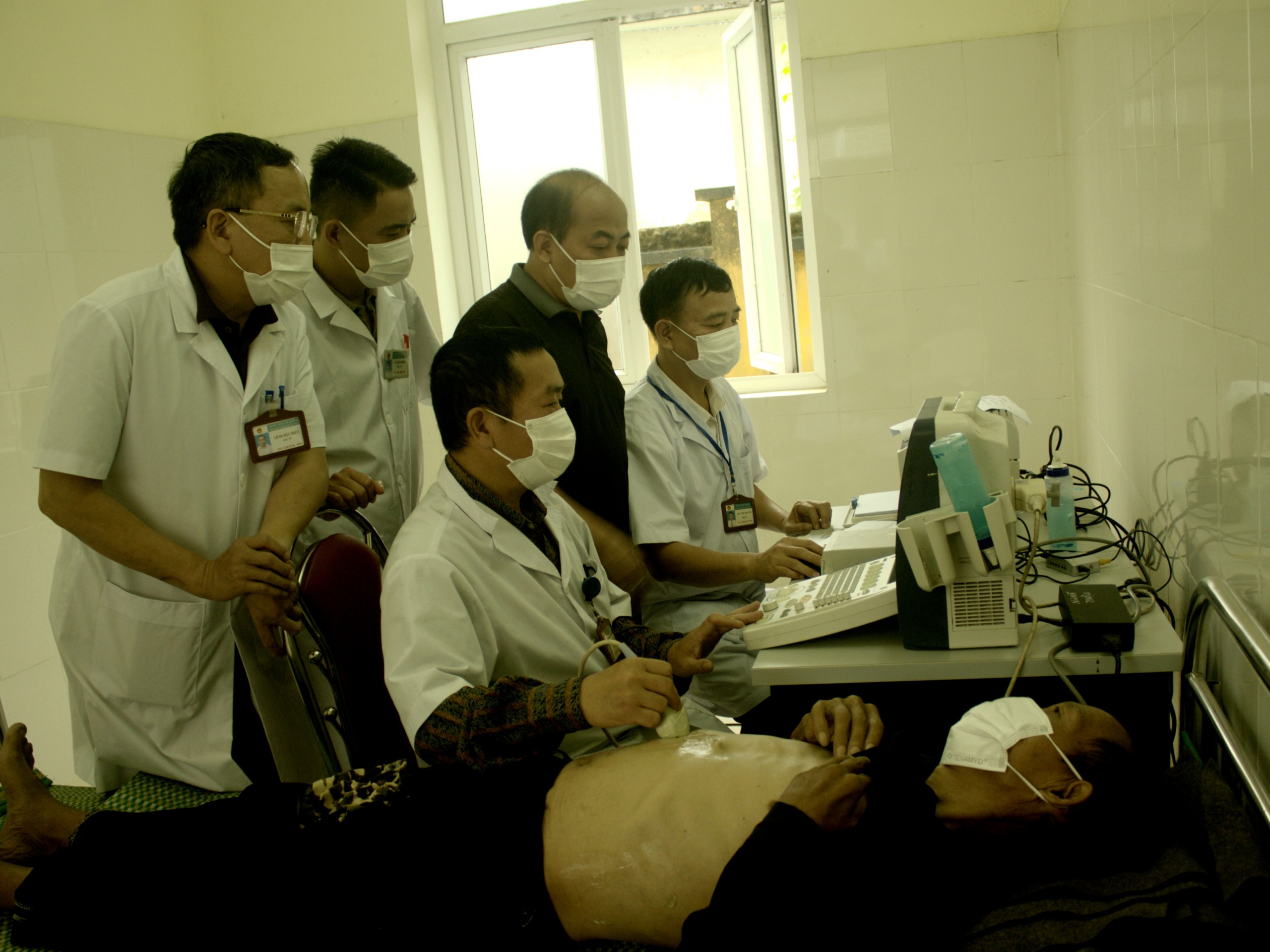 Bác sỹ CKI Nguyễn Thế Cường - Trưởng khoa cận lâm sàng Bệnh viện phổi hướng dẫn kỹ thuật siêu âm màng phổi, siêu âm ổ bụng tại Phòng khám Đa khoa khu vực Tùng Vài