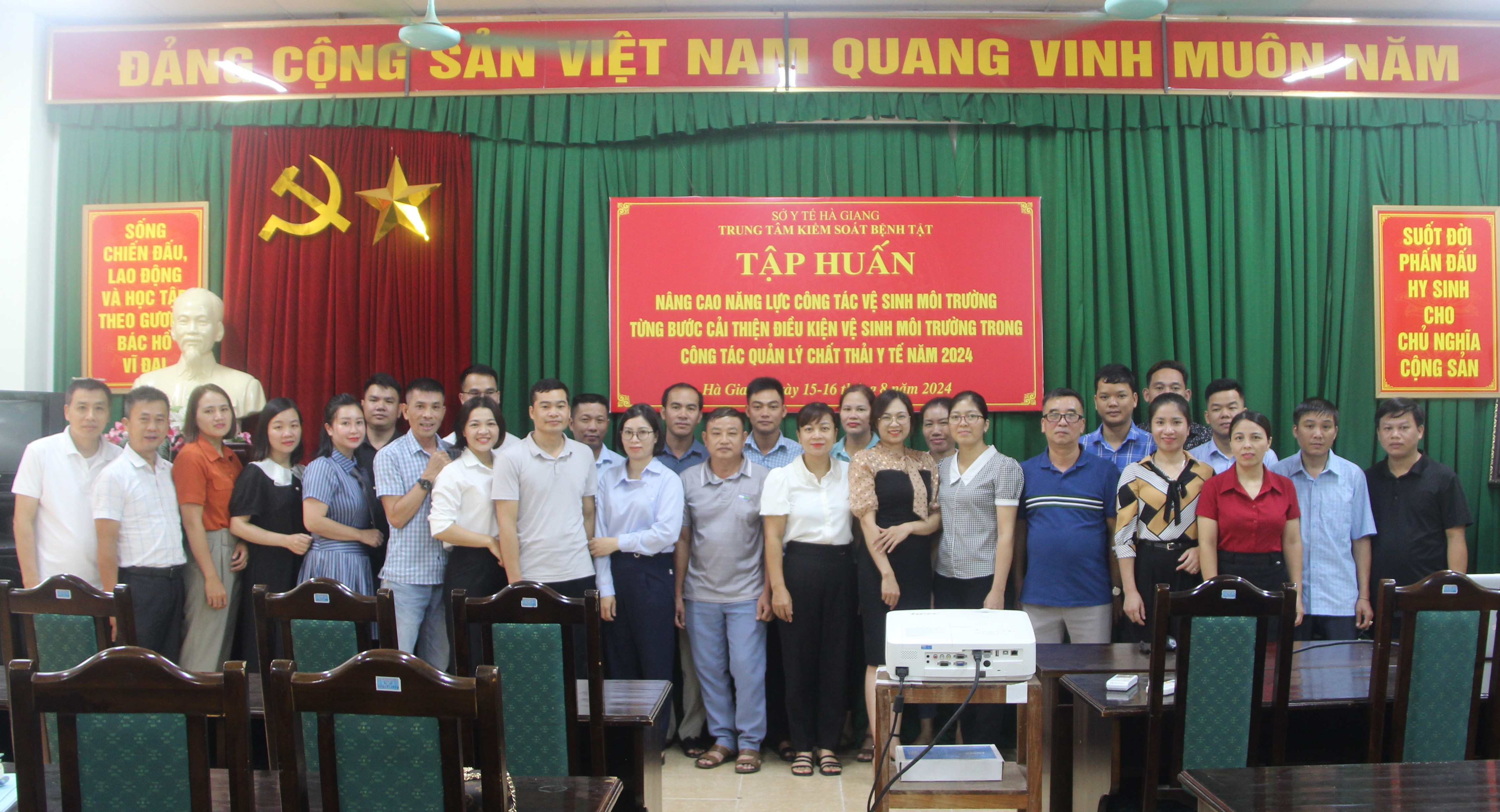 Các học viên tham gia tập huấn chụp ảnh lưu niệm tại lớp tập huấn