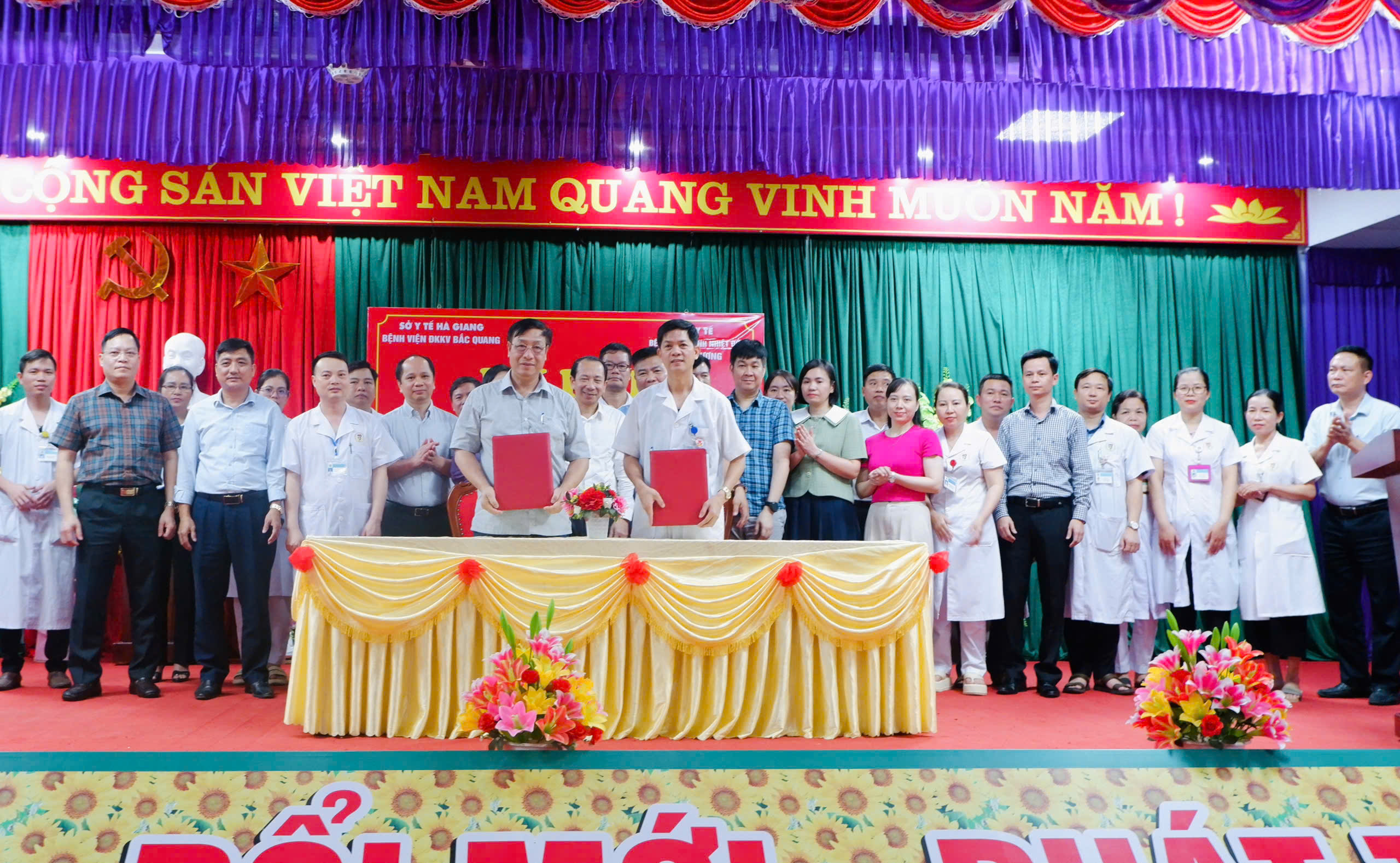 Lễ ký kết hợp tác toàn diện giữ Bệnh viện Nhiệt đới Trung ương và Bệnh viện ĐKKV Bắc Quang