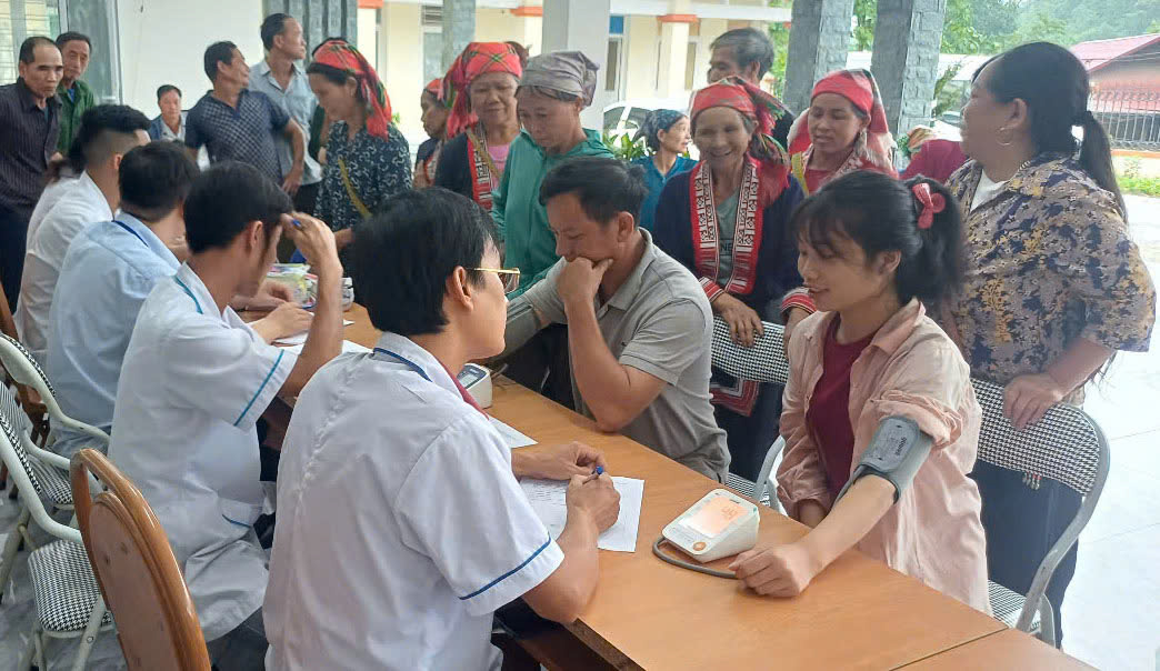 Đoàn y, bác sĩ khám, tư vấn sức khoẻ cho người dân tại xã Đức Xuân, huyện Bắc Quang