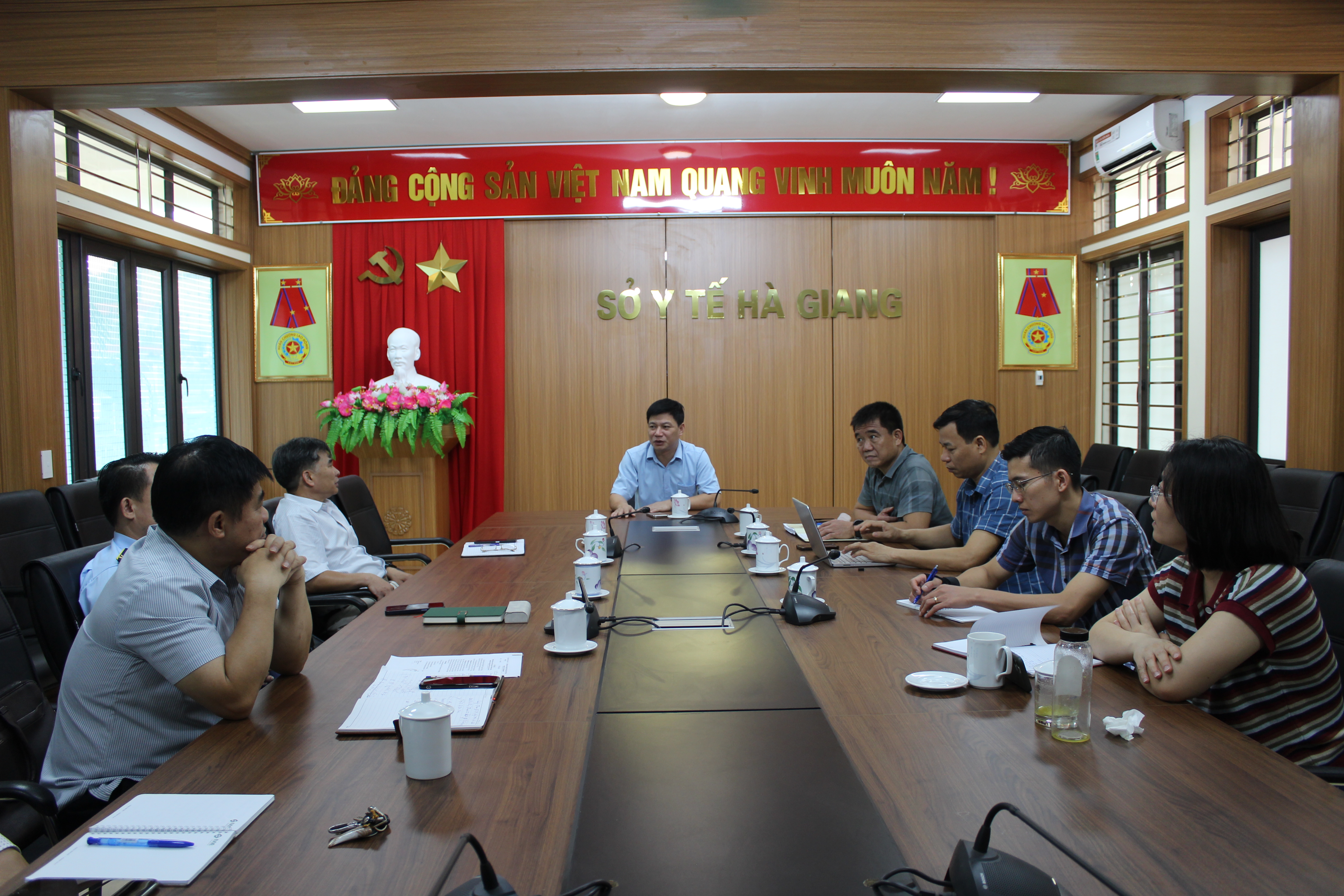 Đồng chí Vũ Hùng Vương, Phó Giám đốc Sở Y tế chủ trì hội nghị tại điểm cầu Hà Giang