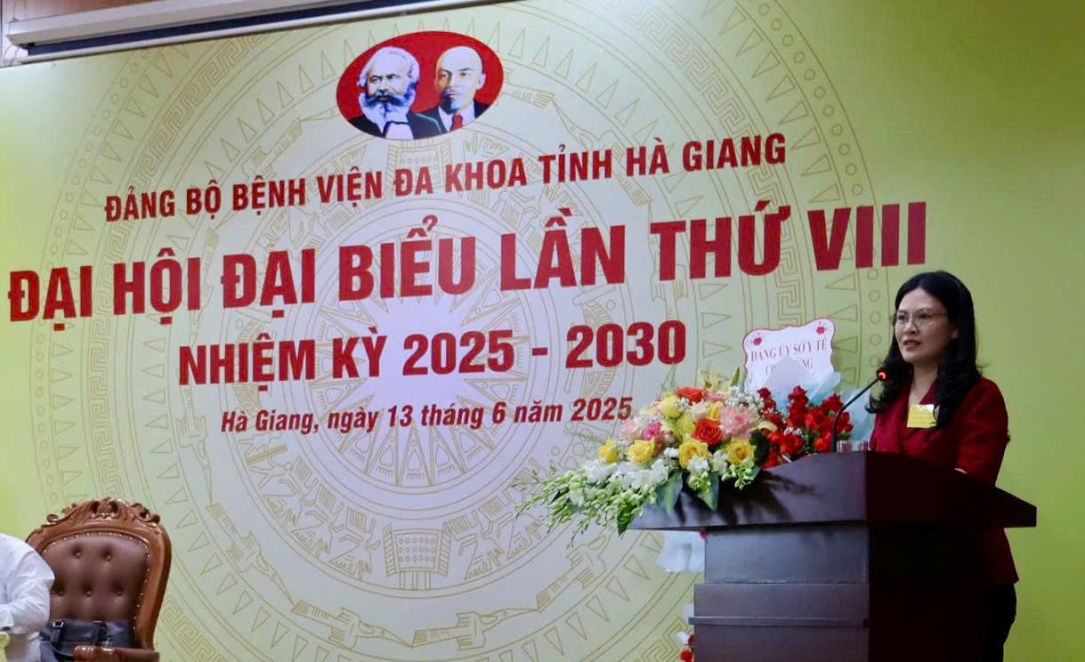 Đồng chí Vương Ngọc Hà, Ủy viên BTV Tỉnh ủy, Phó Chủ tịch UBND tỉnh phát biểu và tặng hoa chúc mừng Đại hội