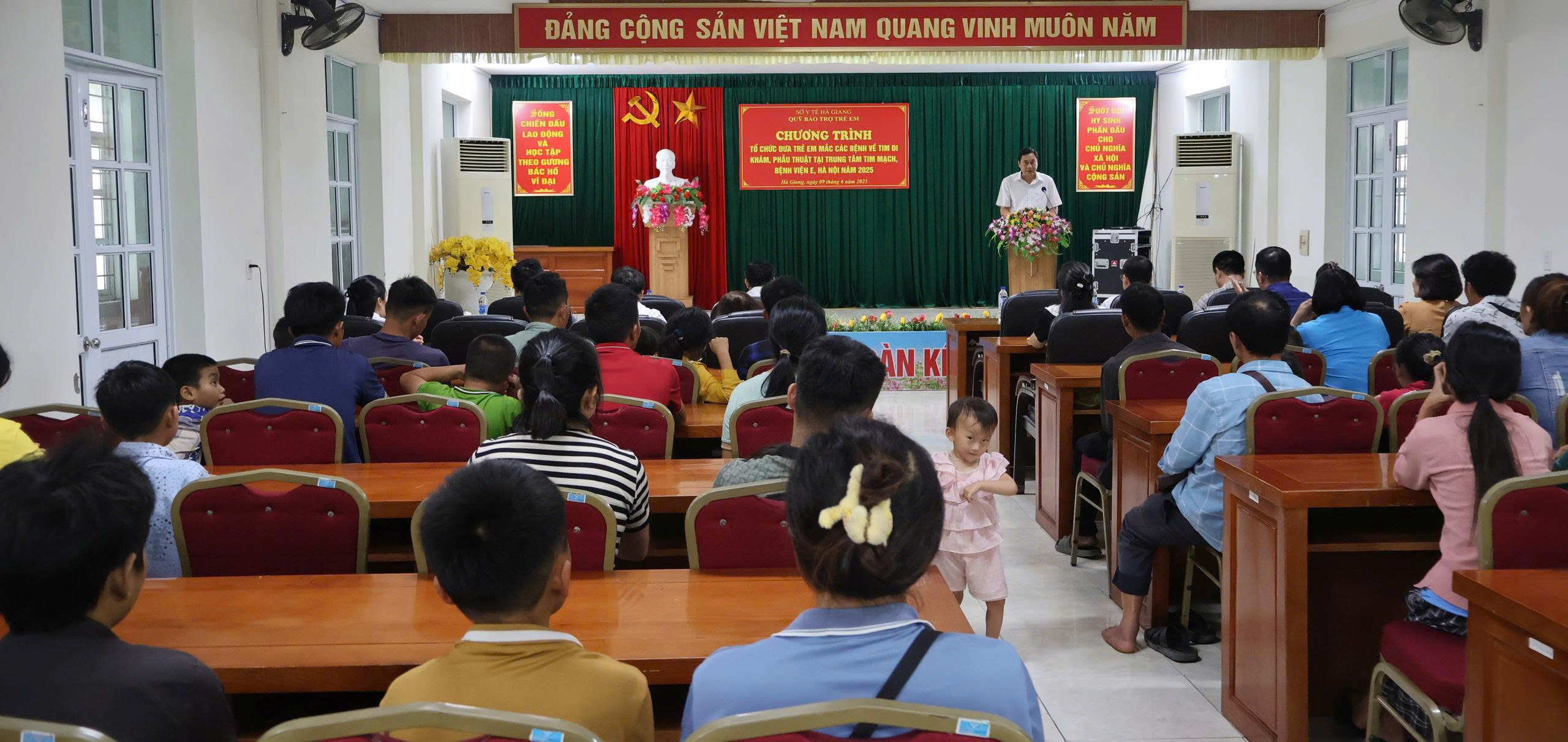 22 trẻ mắc các bệnh về tim đi khám, phẫu thuật tại Hà Nội