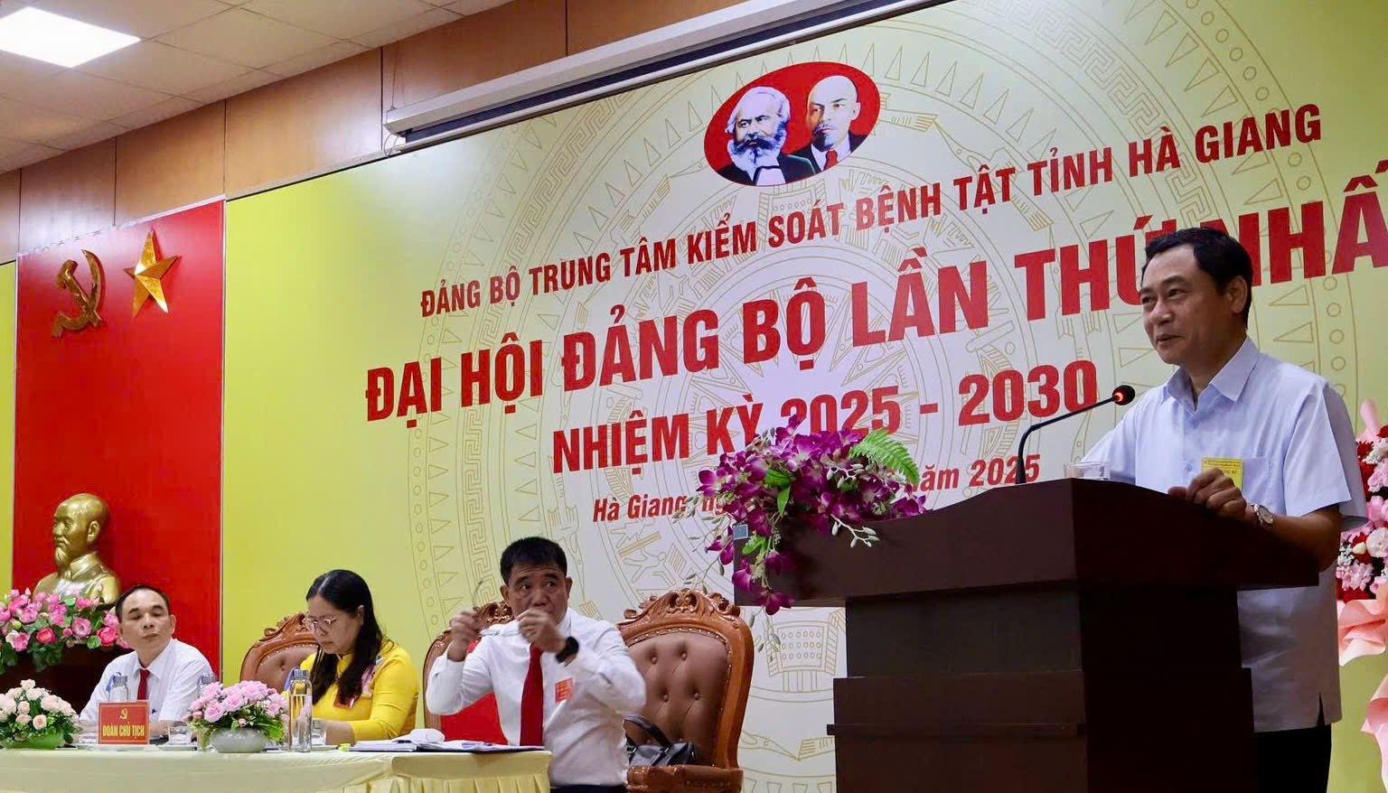 Đồng chí Nguyễn Văn Giao, Bí thư Đảng ủy, Giám đốc Sở Y tế phát biểu chỉ đạo và tặng hoa chúc mừng Đại hội