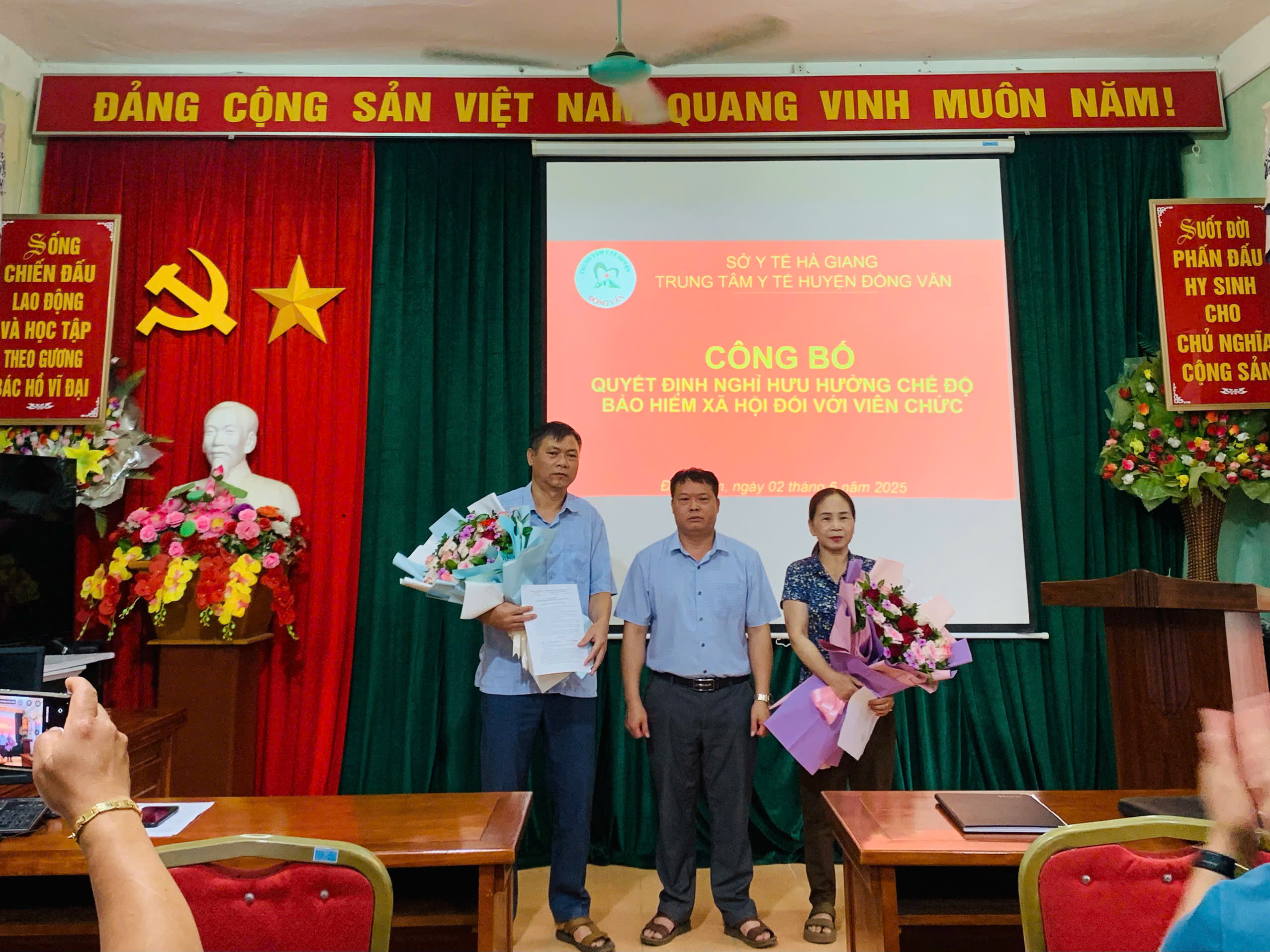 Công bố Quyết định nghỉ hưu đối với viên chức thuộc Trung tâm Y tế huyện Đồng Văn