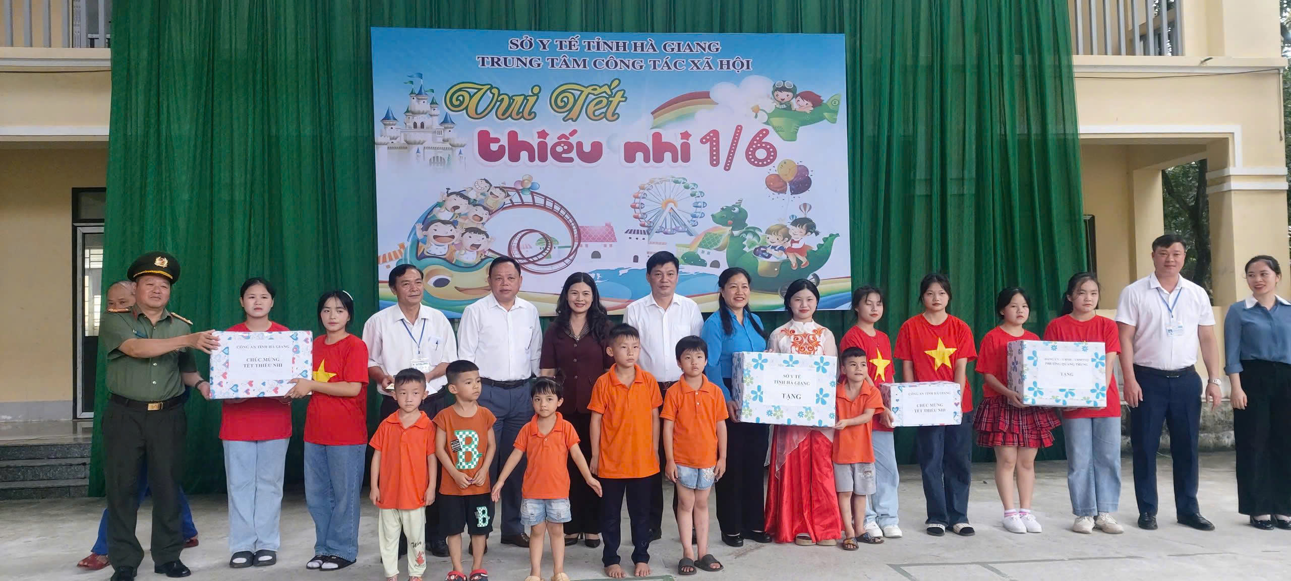 Sở Y tế trao quà cho trẻ em có hoàn cảnh khó khăn nhân dịp  Tết Thiếu nhi 1/6
