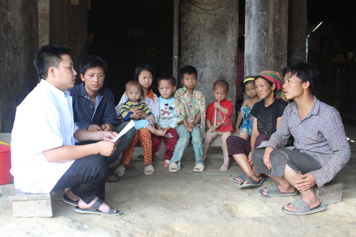Cán bộ Trạm Y tế xã Thái An truyền thông phòng chống NĐTP do độc tố tự nhiên cho người dân tại thôn Séo Lủng II xã Thái An.