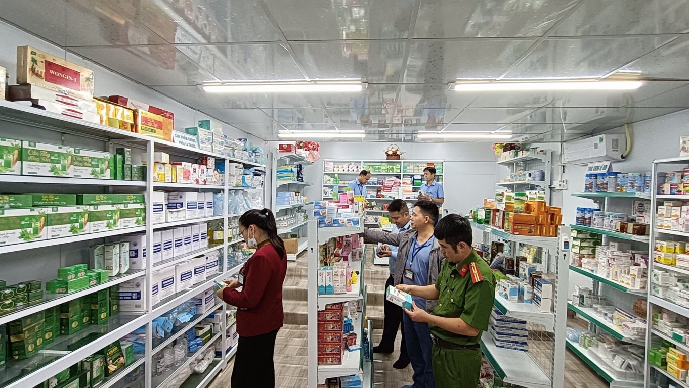 Đoàn kiểm tra liên ngành kiểm tra công tác dược tại quầy thuốc tổ 2 thị trấn Yên Bình, Quang Bình