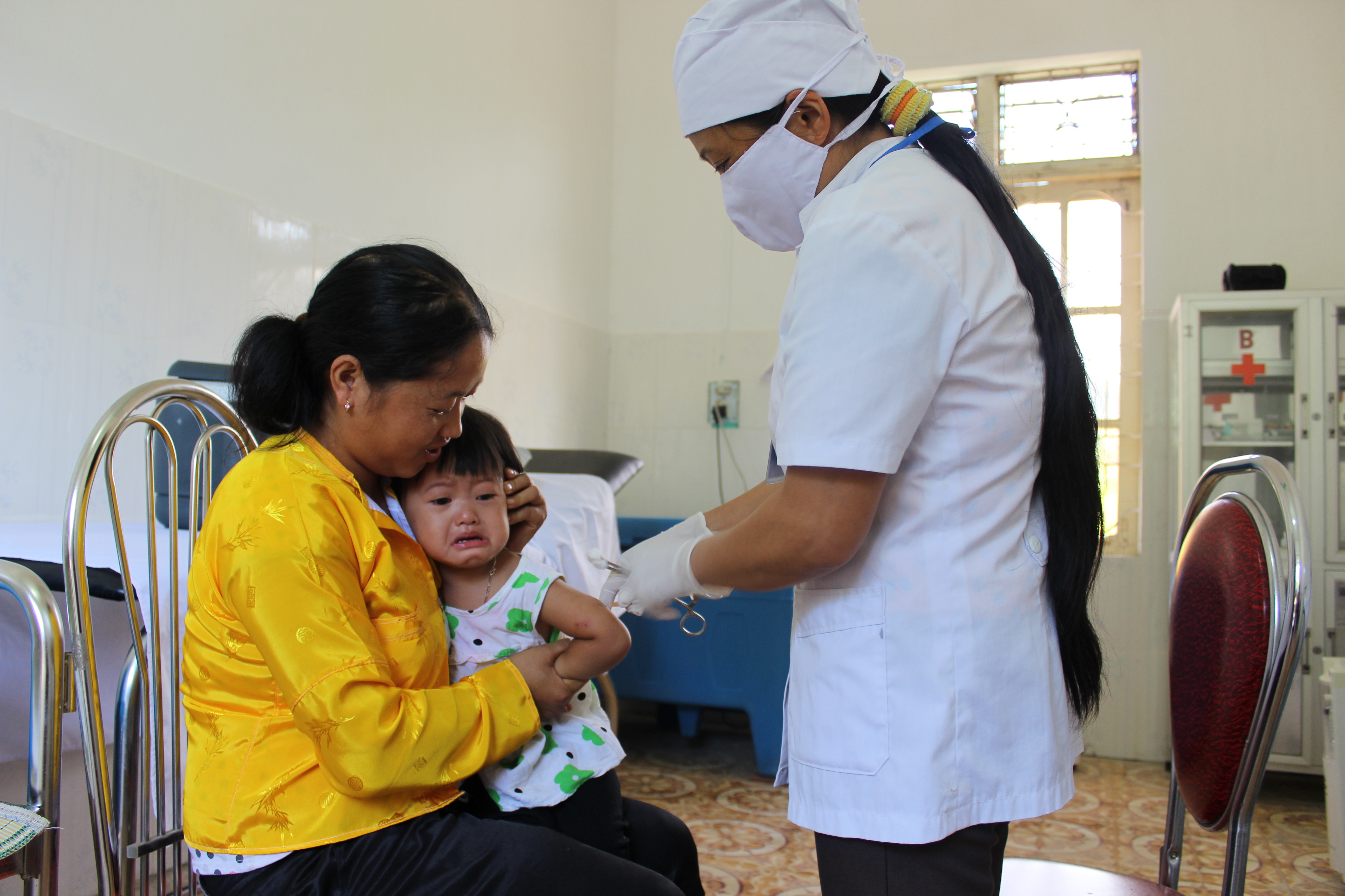 Cán bộ trạm Y tế xã Thanh Vân tiêm vắc phòng bệnh VNNB cho trẻ.