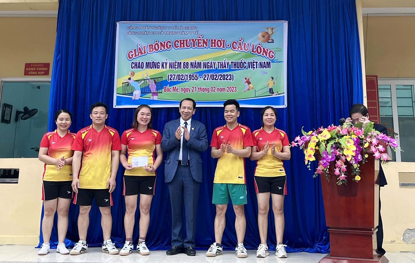 Đồng chí Trần Đức Quý - Ủy viên ban chấp hành Đảng bộ tỉnh, Phó chủ tịch Ủy ban nhân dân tỉnh trao giải cho những đội đạt giải bóng chuyền hơi mừng 27.2