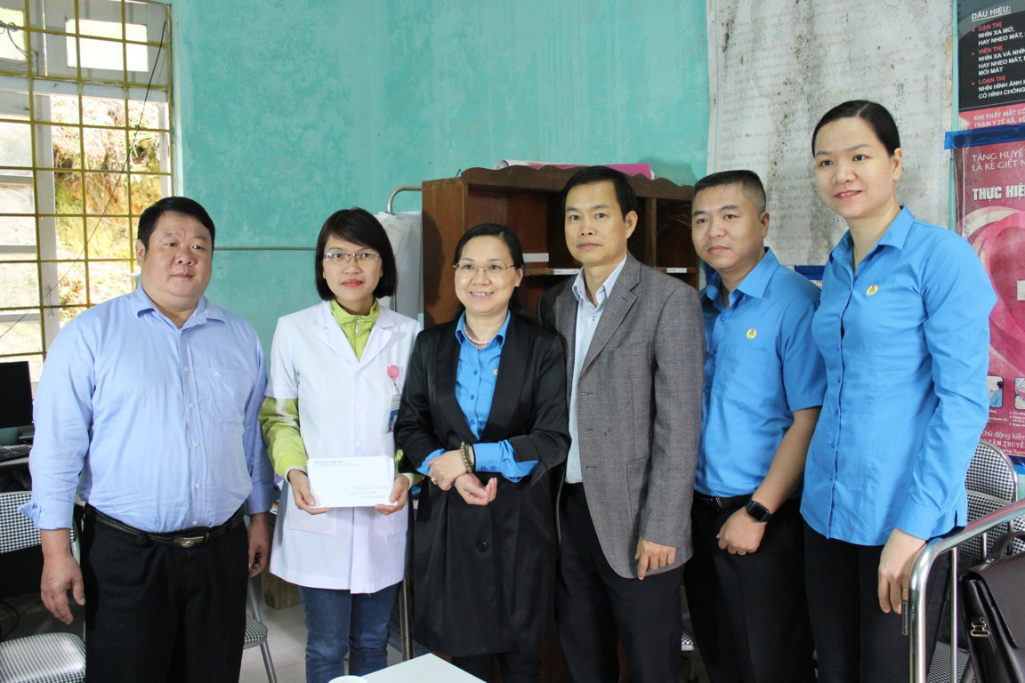 Đoàn trao quà tại Trạm Y tế xã Na Khê, huyện Yên M