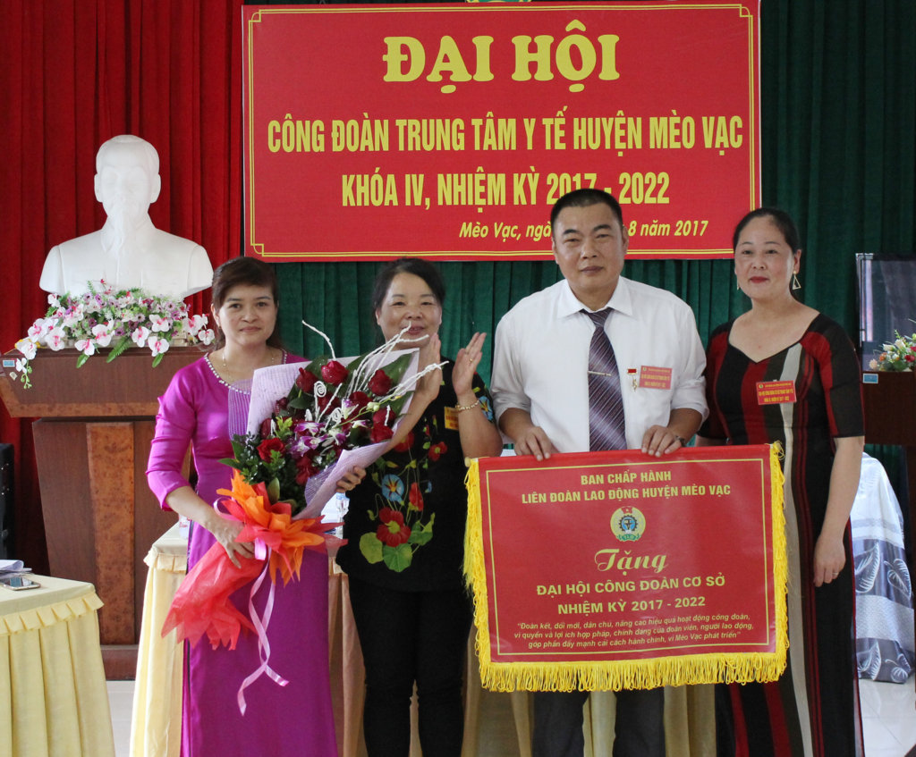 Đ/c Sùng Thị Máy - Ủy viên Ban Thường vụ huyện ủy, Chủ tịch Liên đoàn Lao động huyện tặng hoa chúc mừng đại hội.