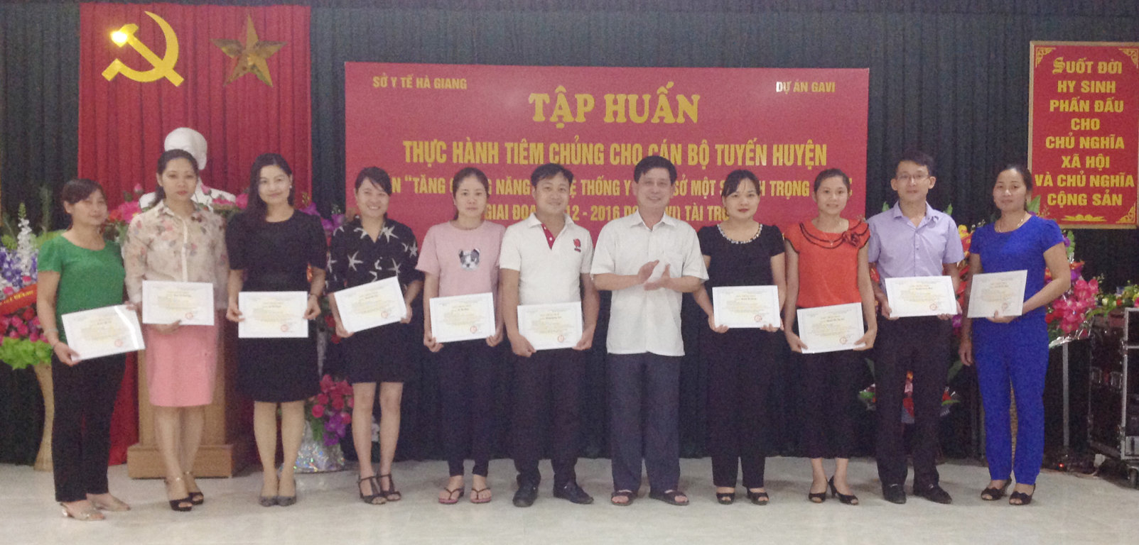 Đ/c Đặng Văn Huynh, Phó Giám đốc SYT trao Giấy chứng nhận cho cán bộ y tế tuyến huyện dự lớp tập huấn thực hành tiêm chủng