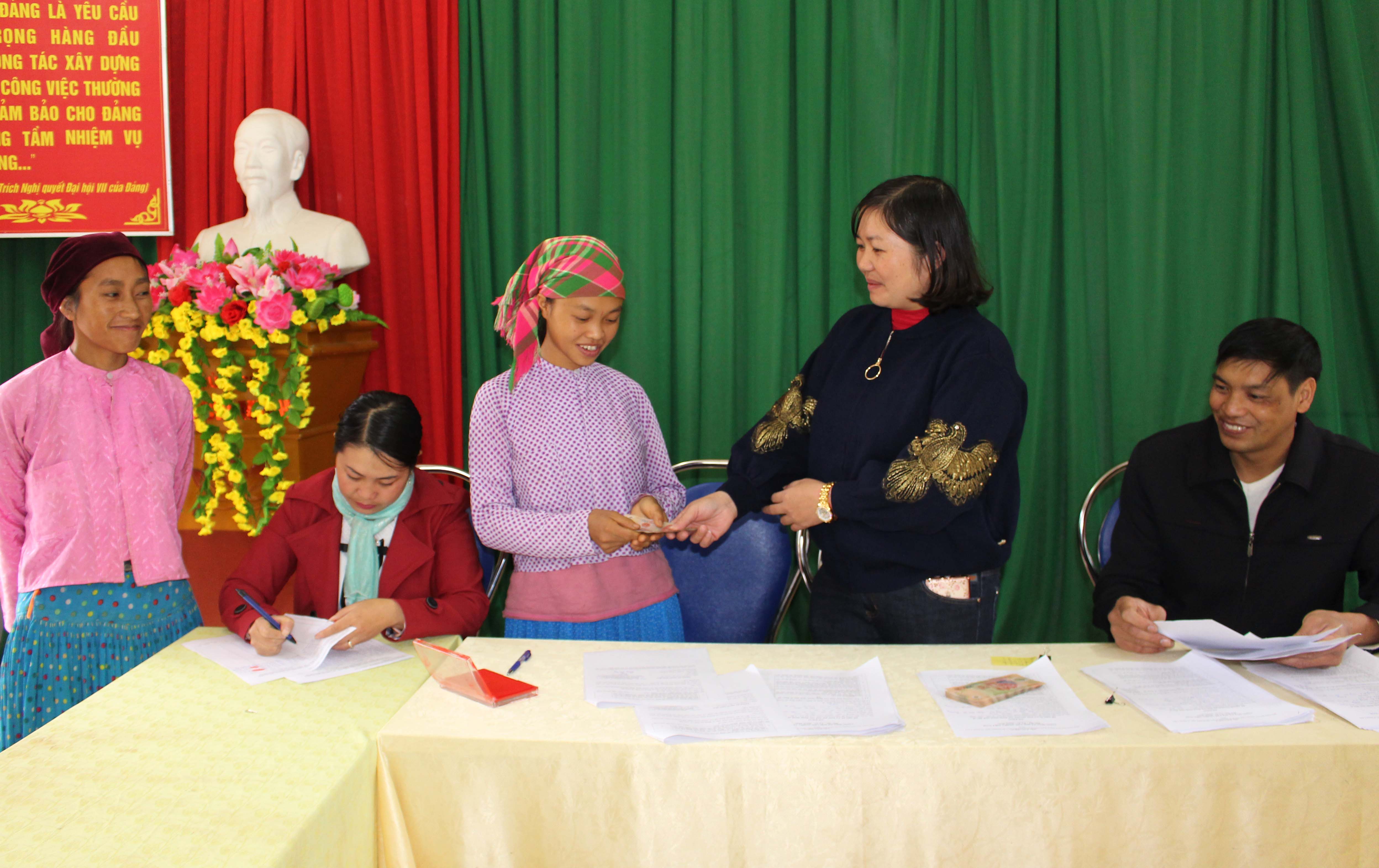 Trung tâm Dân số kế hoạch hóa gia đình huyện Mèo Vạc chi trả tiền cho phụ nữ sinh con đúng chính sách dân số theo TTLT tại xã Sủng Trà