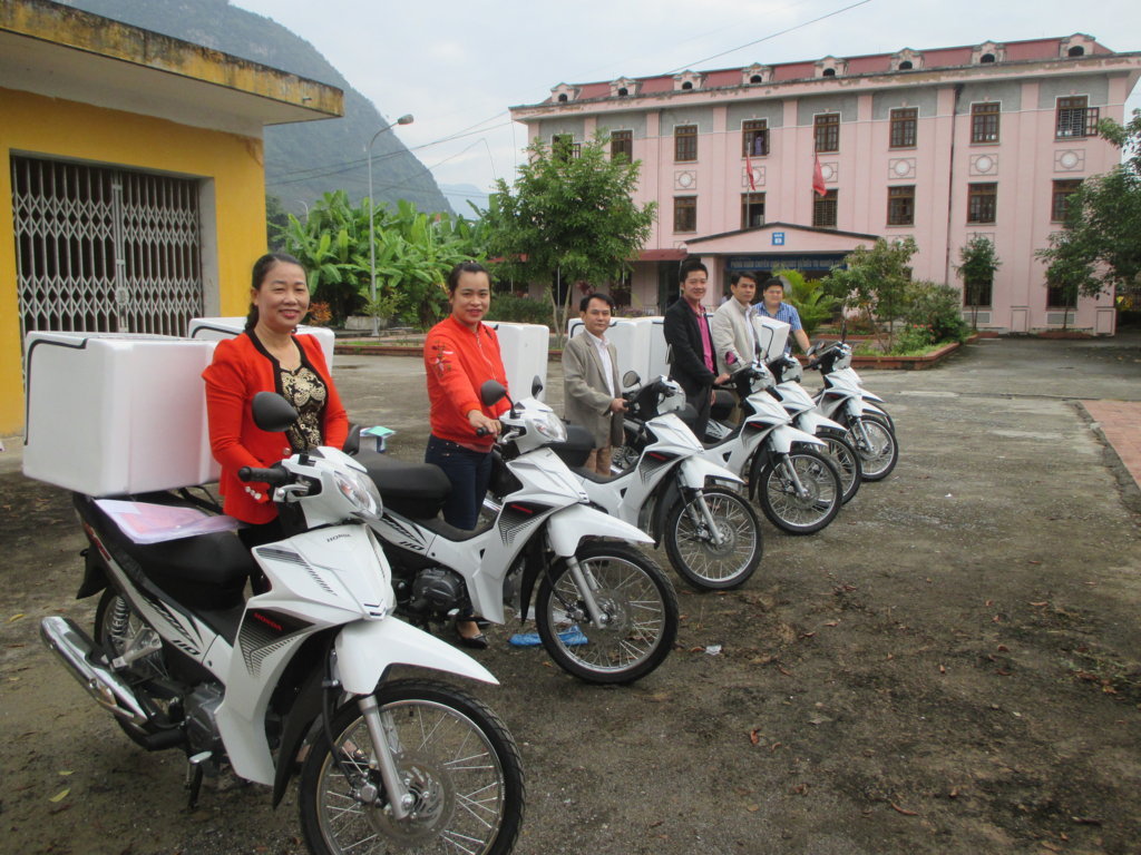 Trung tâm Y tế các huyện tiếp nhận xe máy do Dự án cung cấp tại Trung tâm Phòng chống HIV/AIDS