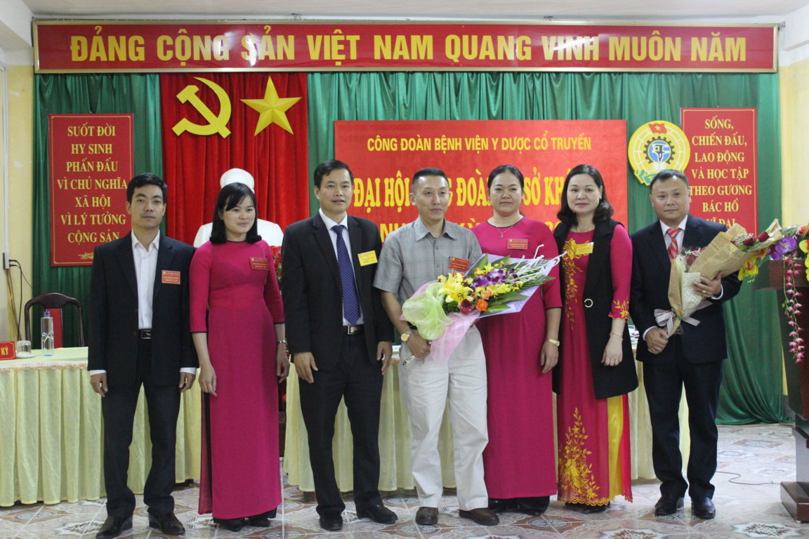  Đồng chí Nguyễn Đình Dích, Phó Giám đốc Sở Y tế, Chủ tịch công đoàn ngành Y tế tặng hoa BCH khóa 2017 - 2022