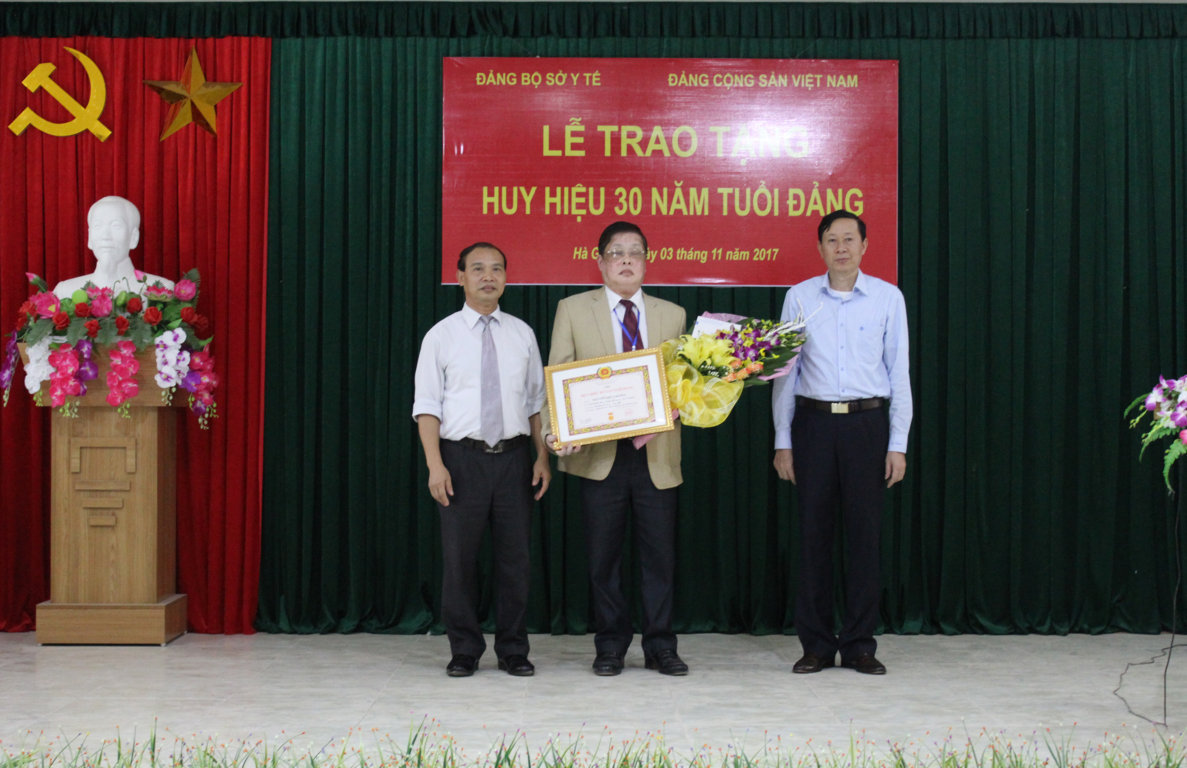 Đại biểu cấp trên trao tặng Huy hiệu 30 năm tuổi đảng và chụp ảnh lưu niệm với đồng chí Nguyễn Như Chưởng