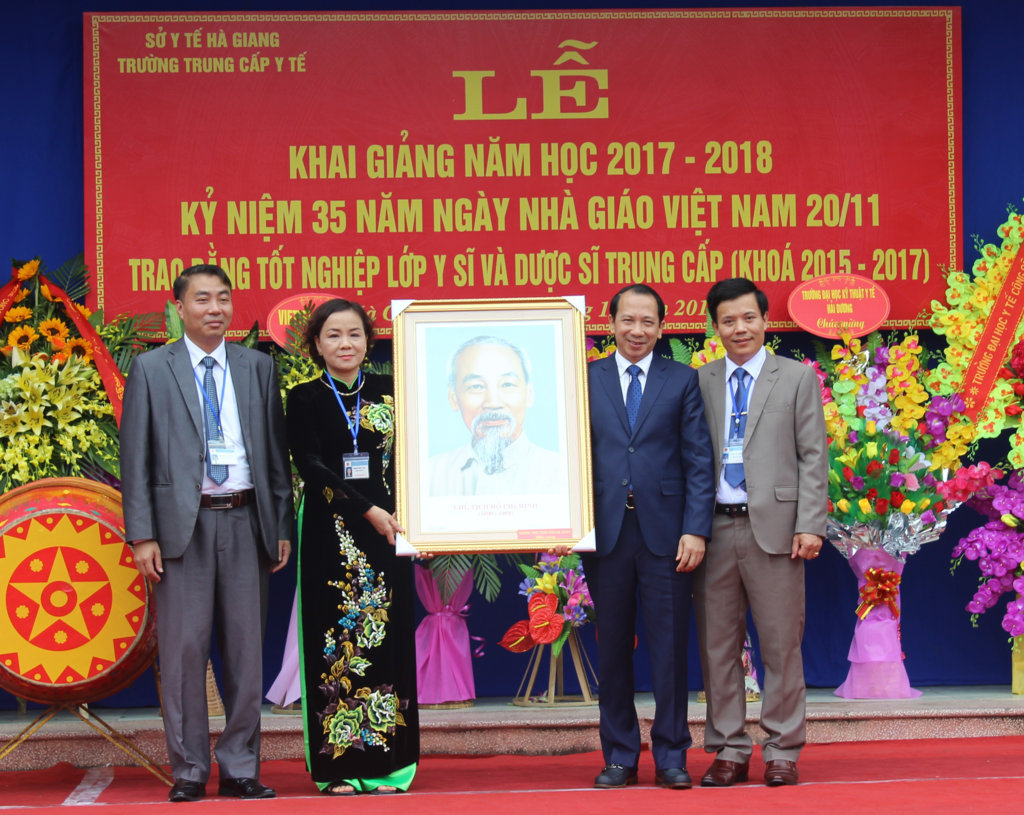   Đ/c Trần Đức Quý, Tỉnh ủy viên, Phó Chủ tịch UBND tặng quà lưu niệm cho trường Trung cấp Y tế tỉnh