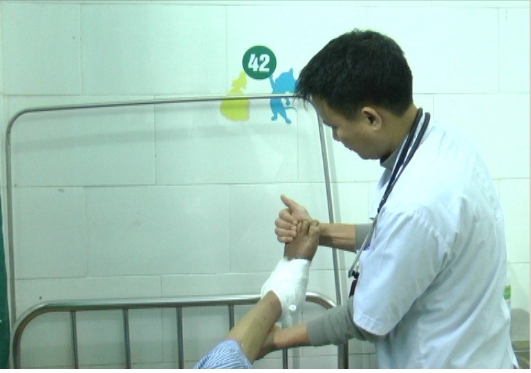 Kiểm tra cảm giác ở bàn chân cho bệnh nhân mắc đái tháo đường
