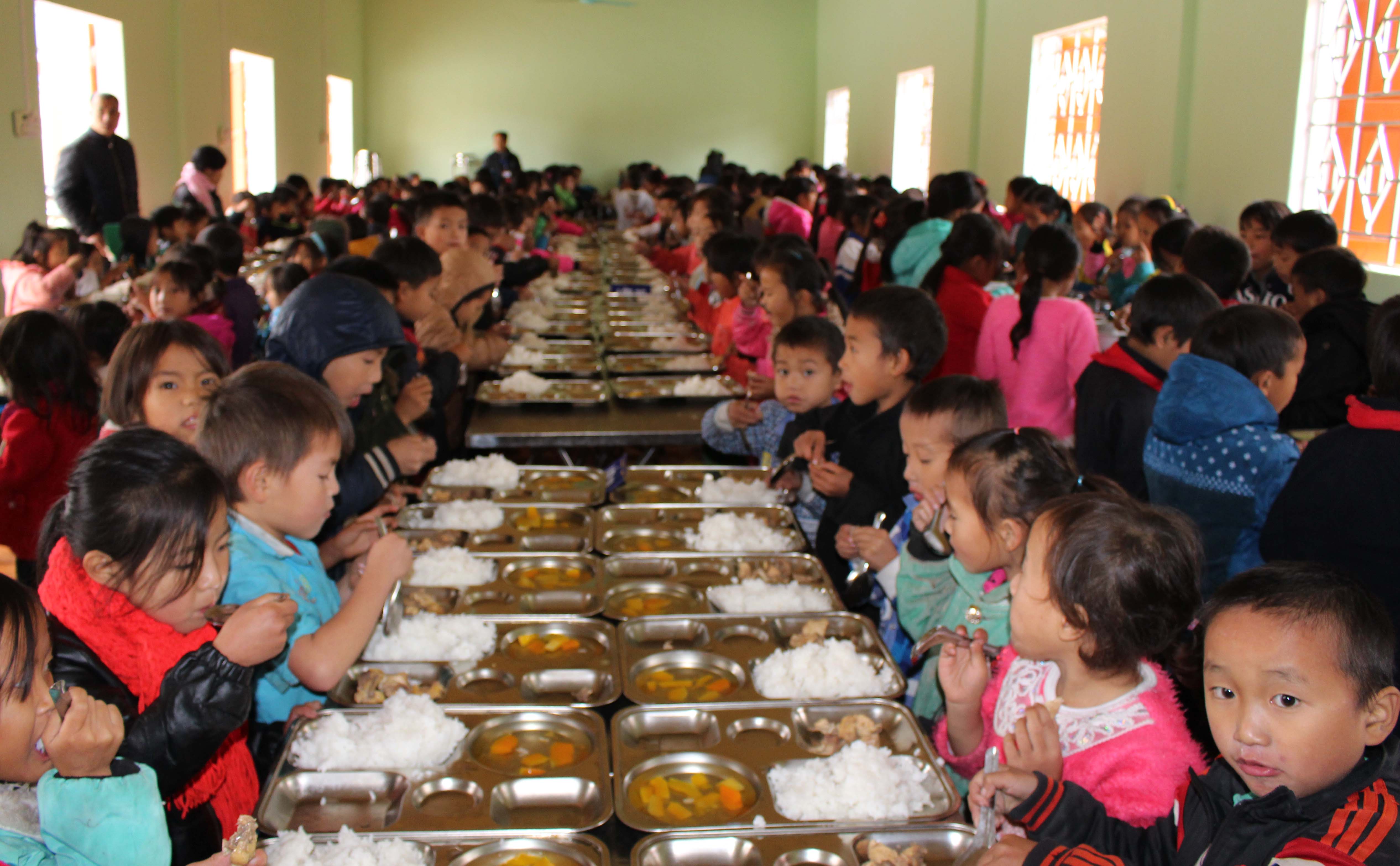 Bữa ăn trưa của học sinh Trường Tiểu học xã Sủng Trà luôn đảm bảo vệ sinh an toàn thực phẩm