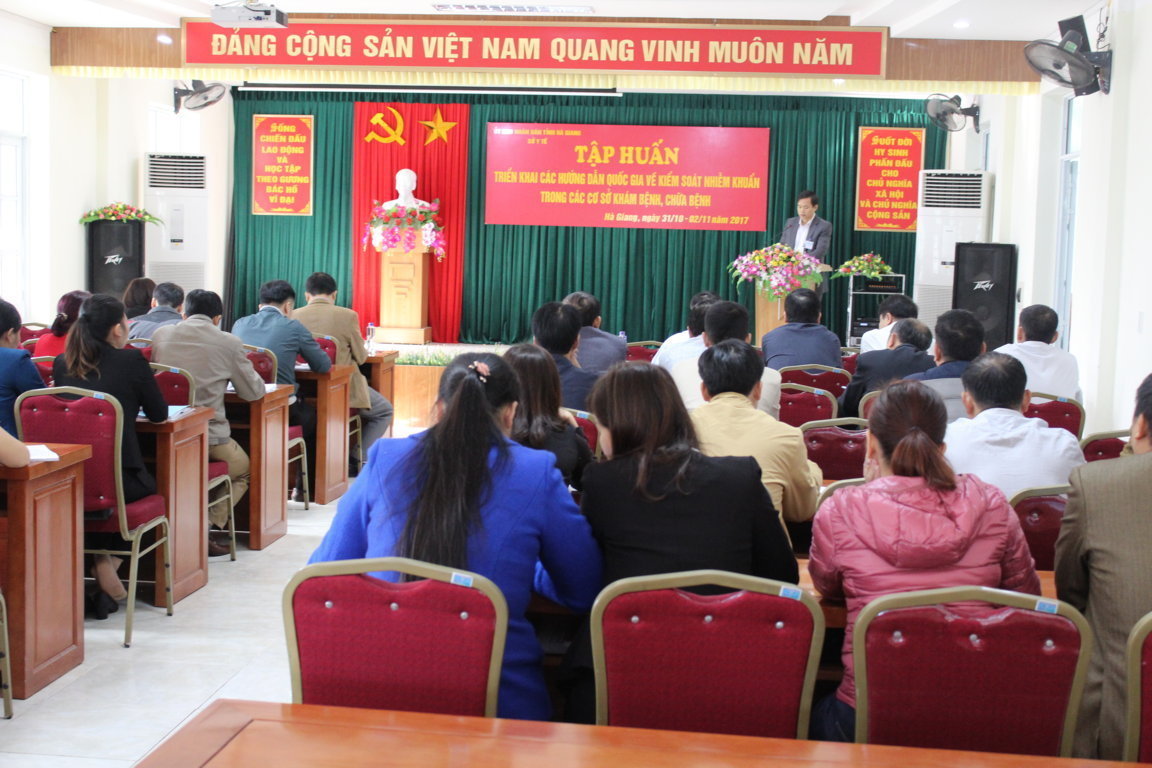Đồng chí Nguyễn Đình Dích, Phó Giám đốc Sở Y tế phát biểu chỉ đạo tại Hội nghị.