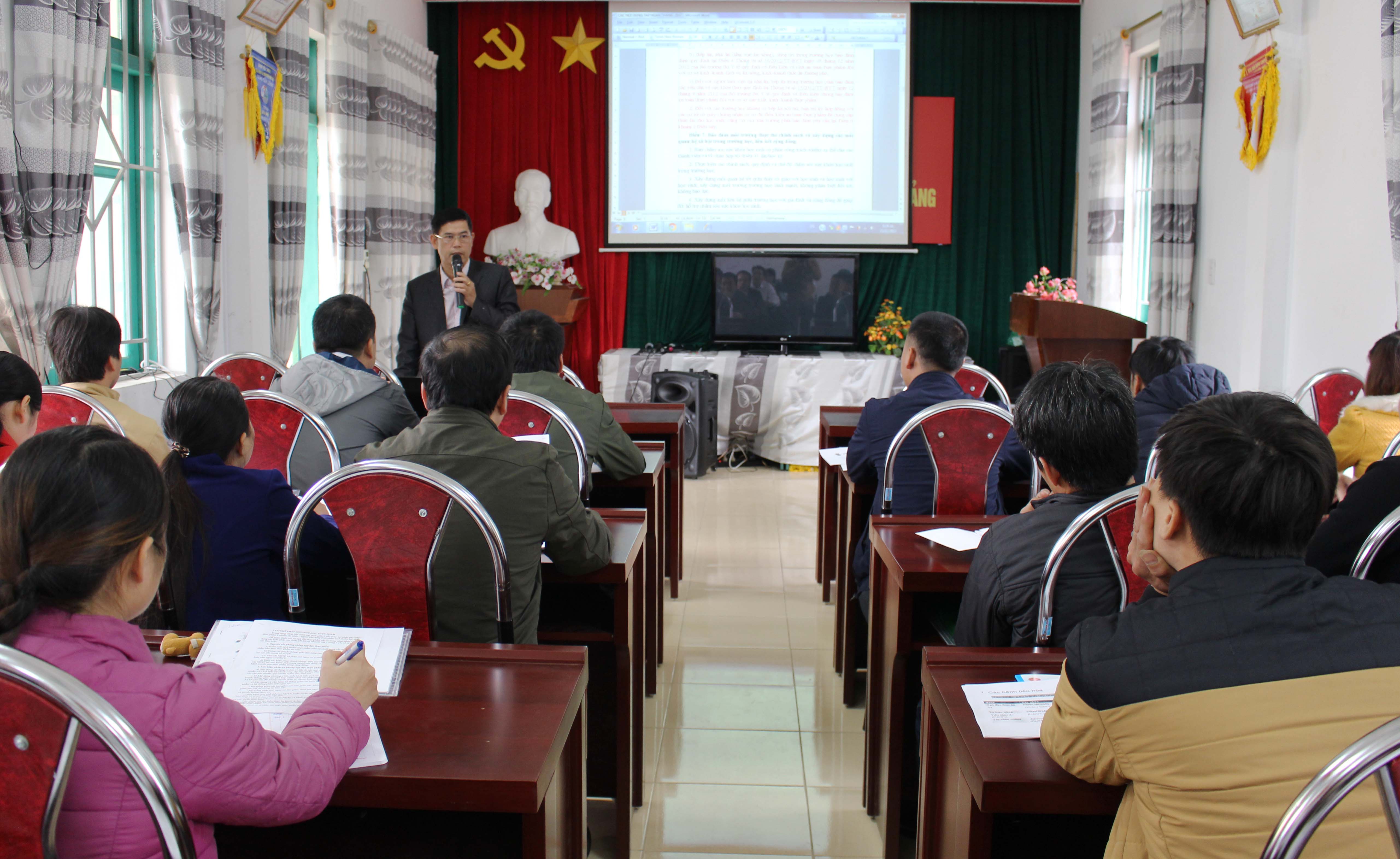  Y sỹ Lục Kim Sơn, Phó Trưởng Khoa an toàn thực phẩm và y tế công cộng, Trung tâm Y tế huyện truyền đạt các nội dung tập huấn