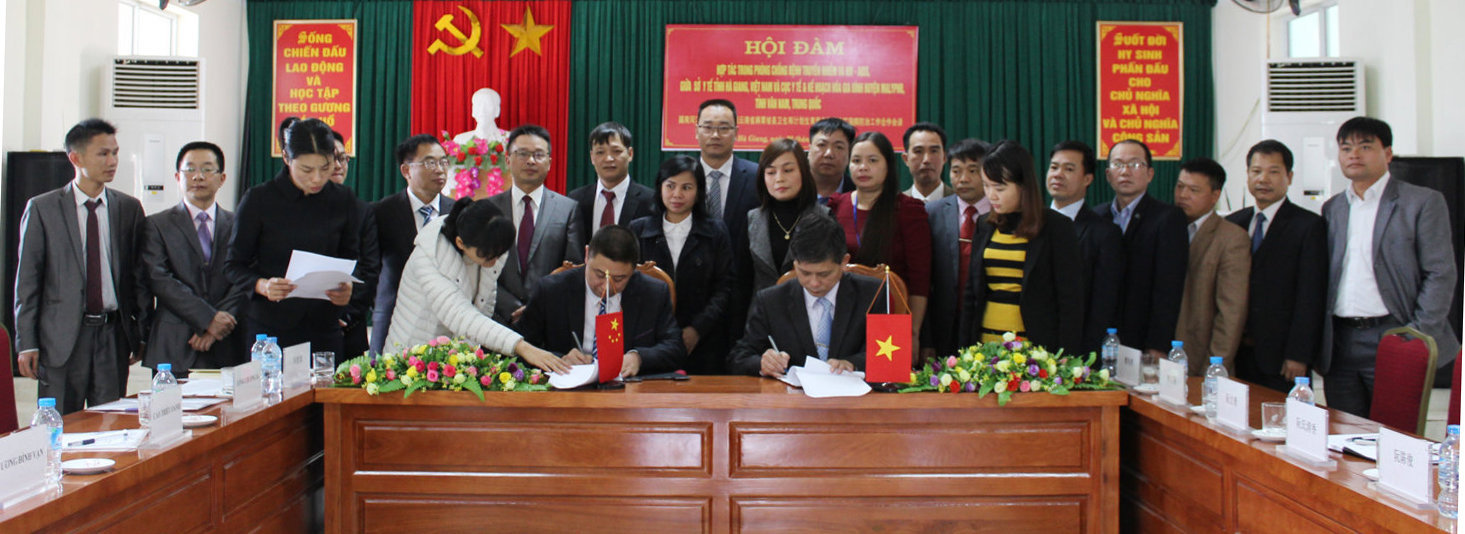 Lãnh đạo hai bên ký kết biên bản Hội đàm về công tác phối hợp phòng, kiểm soát dịch bệnh HIV/AIDS, các bệnh truyền nhiễm sốt rét, sốt xuất huyết khu vực biên giới Việt - Trung.