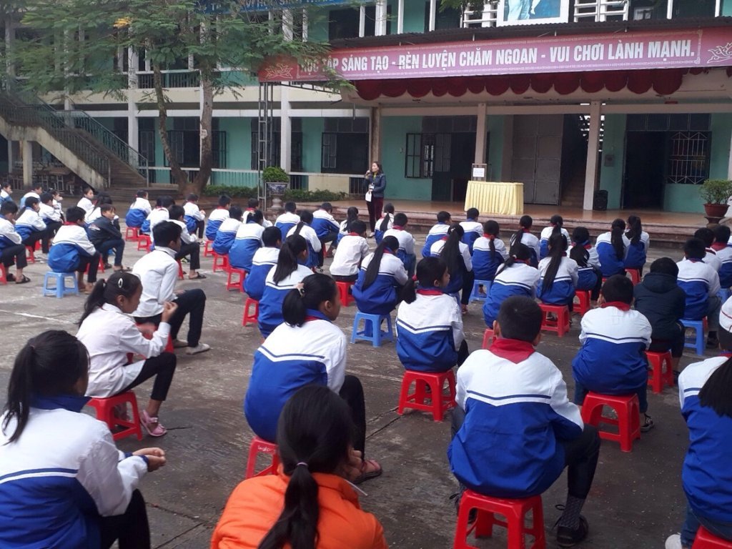 Cán bộ Trung tâm Y tế Thành phố tuyên truyền phòng, chống dịch bệnh mùa Đông - Xuân cho học sinh trường THCS Phương Độ TP Hà Giang