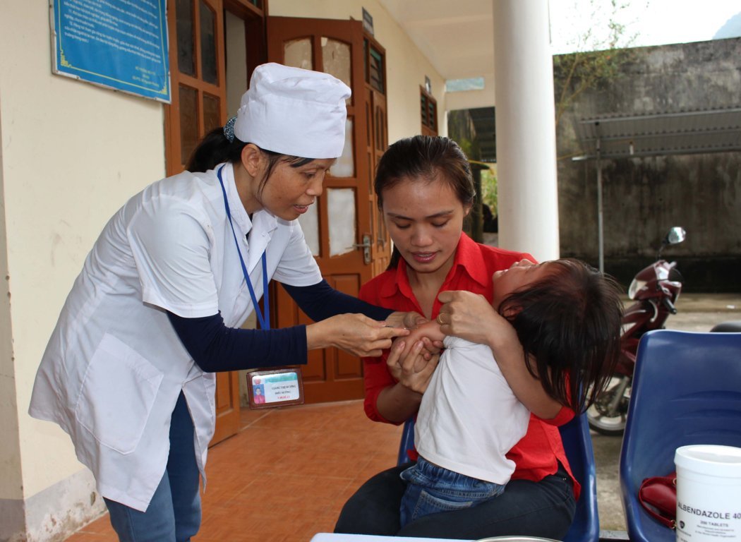 Cán bộ Trạm y tế xã Cán Chu Phìn tiêm Vác Xin viêm não Nhật Bản cho trẻ từ 1-5 tuổ