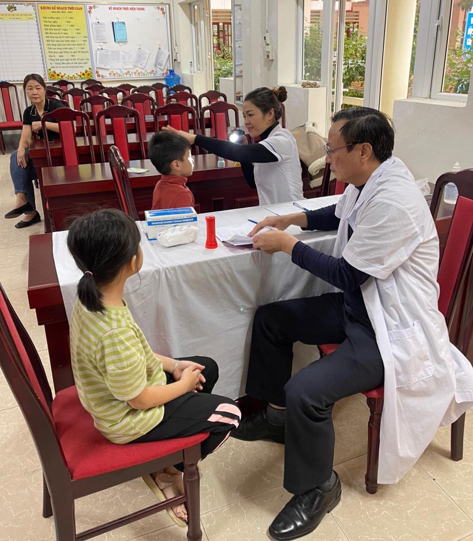 Các y, bác sĩ khám sức khỏe cho học sinh tại trường tiểu học Trần Phú, thành phố Hà Giang.