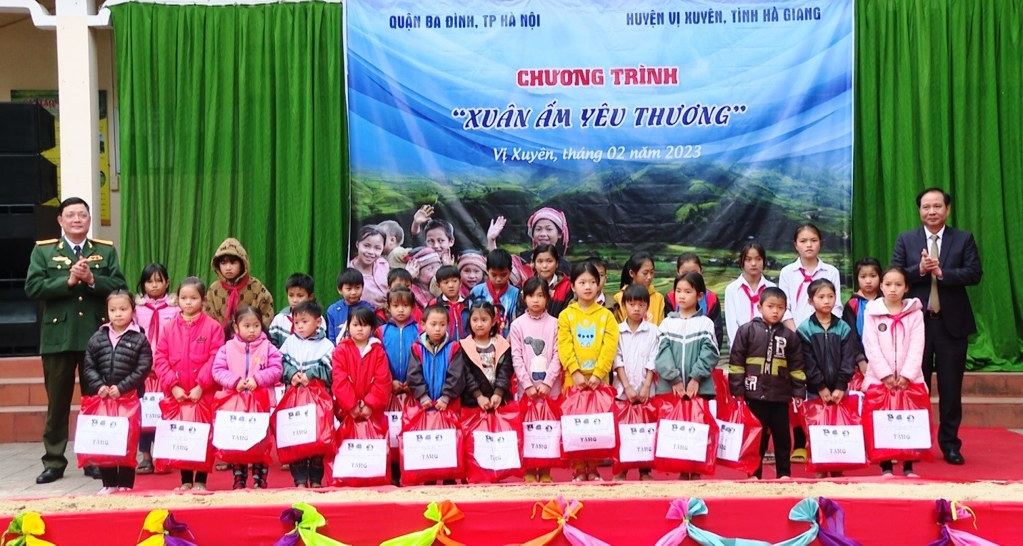 Lãnh đạo Quận Ba Đình thành phố Hà Nội trao quà cho các em học sinh